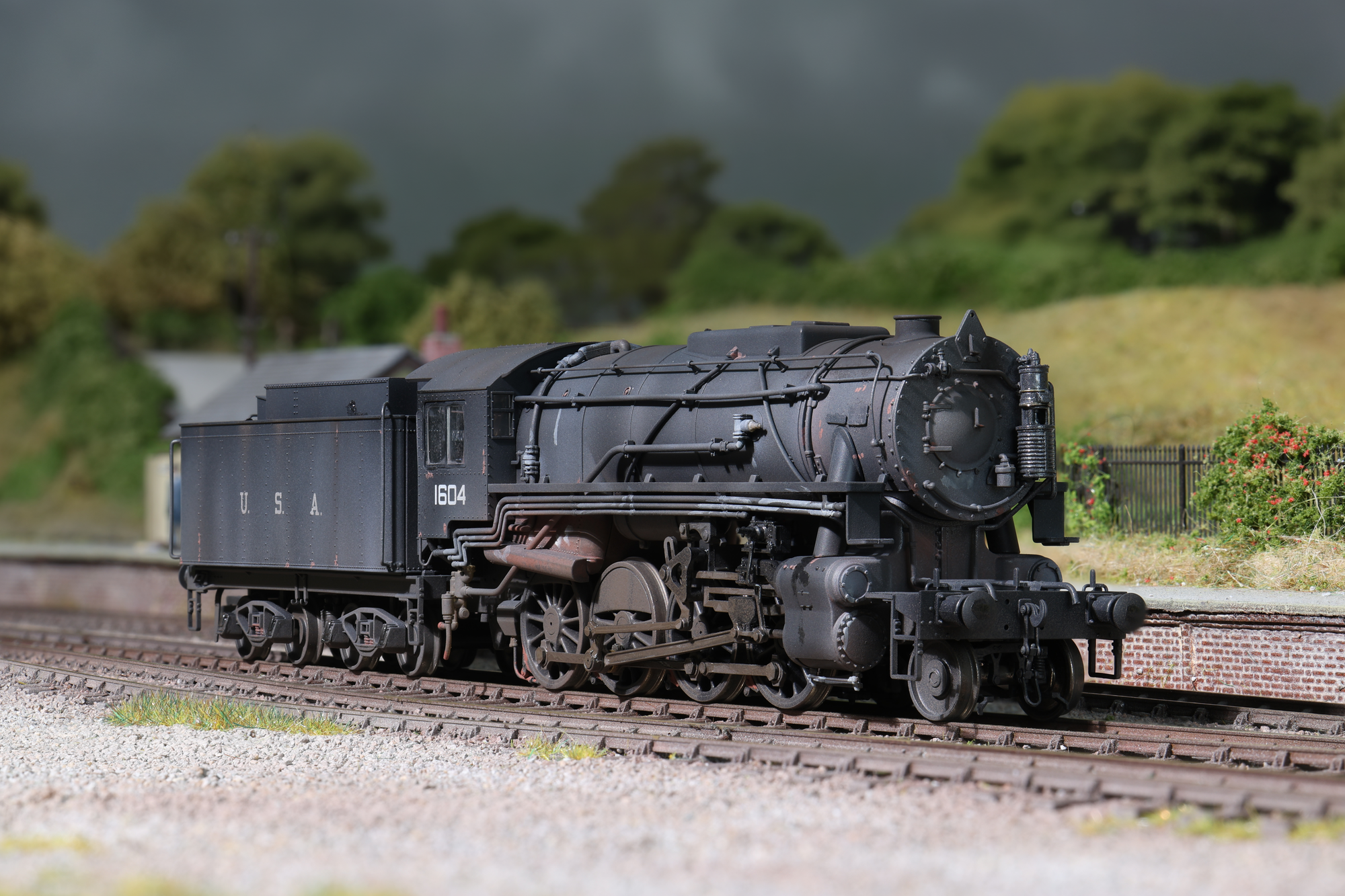 Rapido OO Gauge 926001 USATC S160 2-8-0, ‘1604’, Black w/USA on Tender Deluxe Weathering