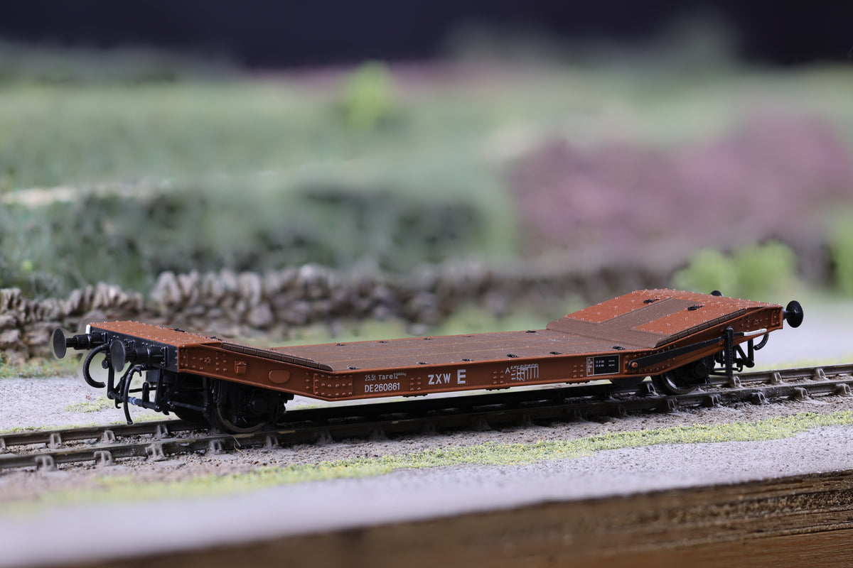 Clark Railworks OO Gauge C3005A 25T Lowmac &#39;DE260861&#39;, BR Bauxite, Preserved