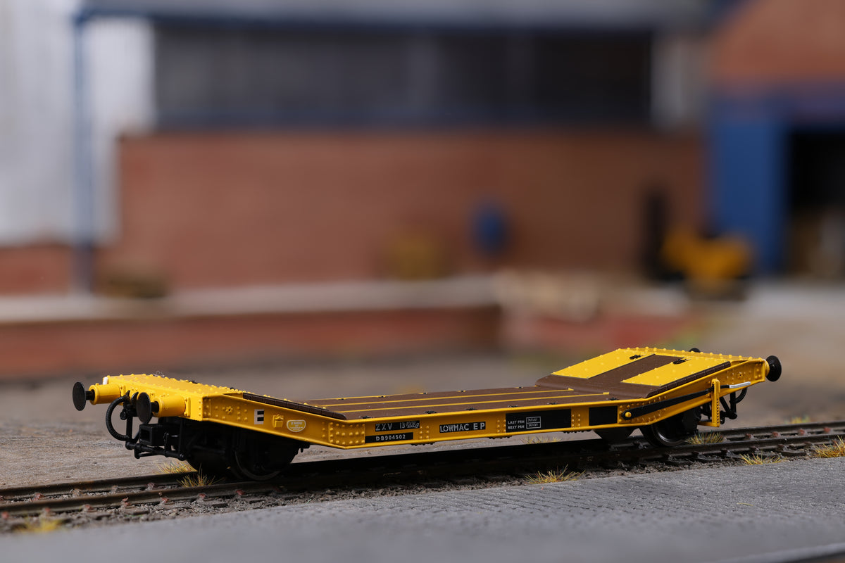 Clark Railworks OO Gauge C3009A 25T Lowmac &#39;DB904502&#39;, BR Engineers Yellow