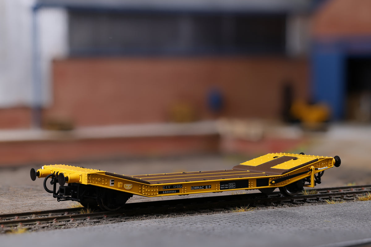 Clark Railworks OO Gauge C3009A 25T Lowmac &#39;DB904502&#39;, BR Engineers Yellow