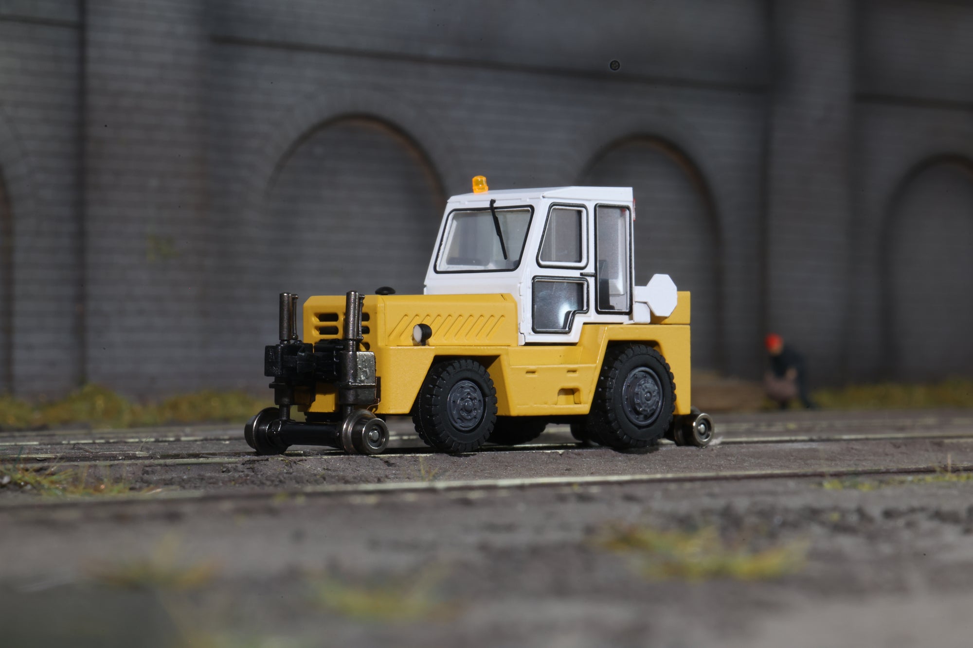 MTC HO 01141004E Road-Rail Vehicle Yellow (Large Windows)