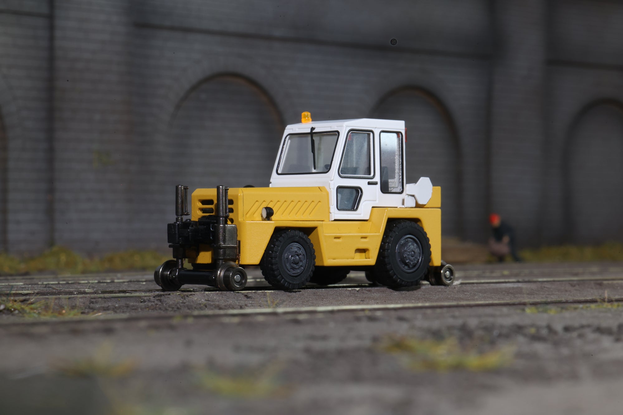 MTC HO 01141003E Road-Rail Vehicle Yellow (Small Windows)