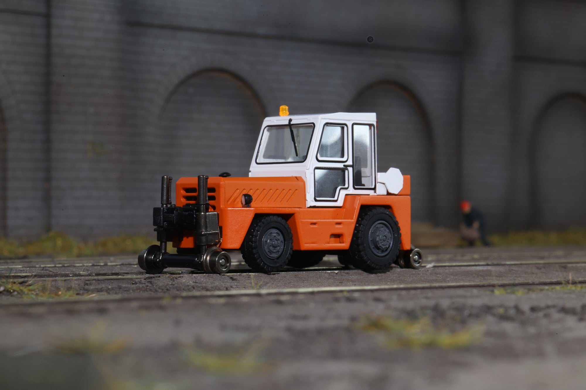 MTC HO 01141002E Road-Rail Vehicle Orange (Large Windows)