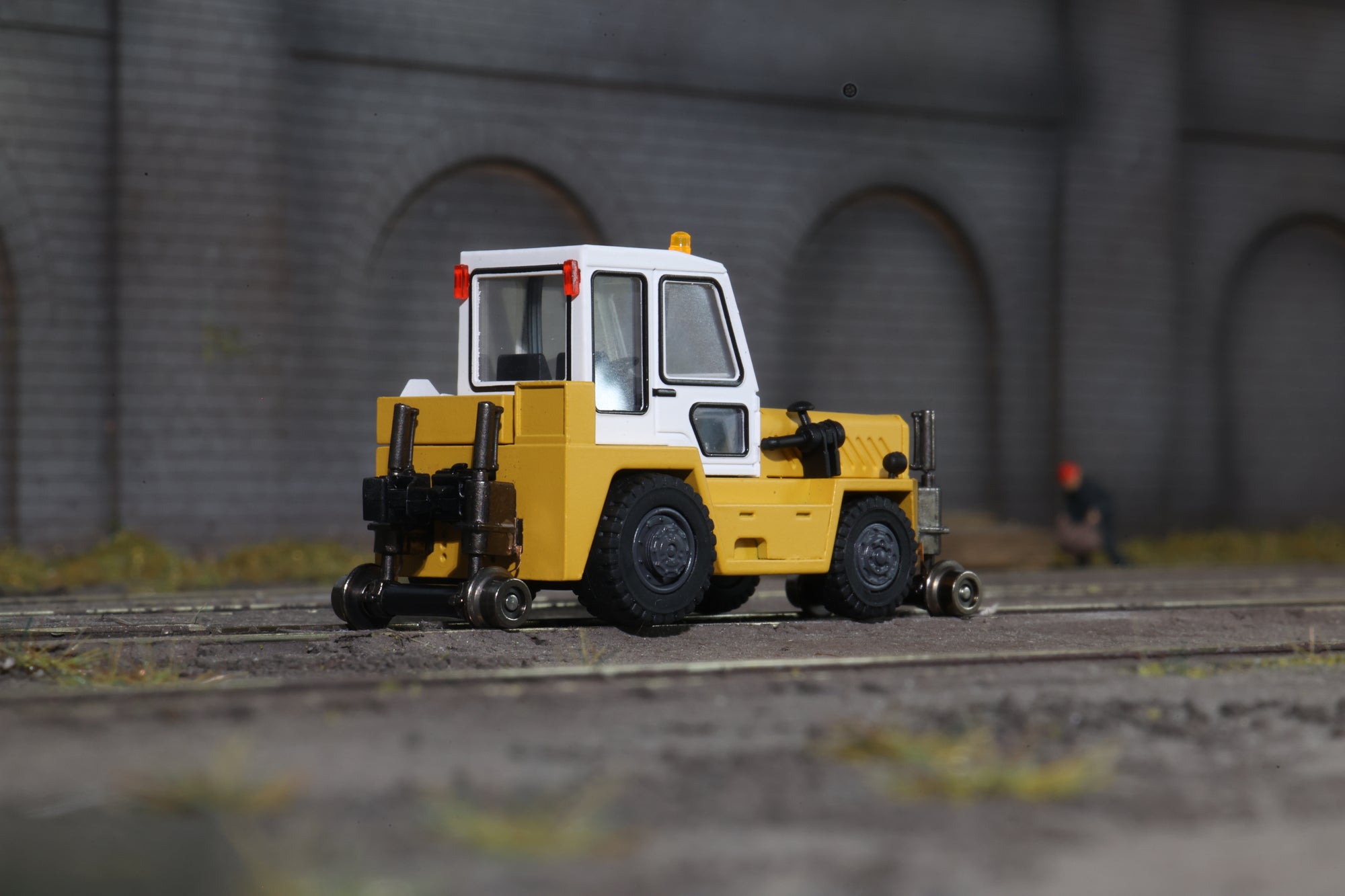 MTC HO 01141003E Road-Rail Vehicle Yellow (Small Windows)