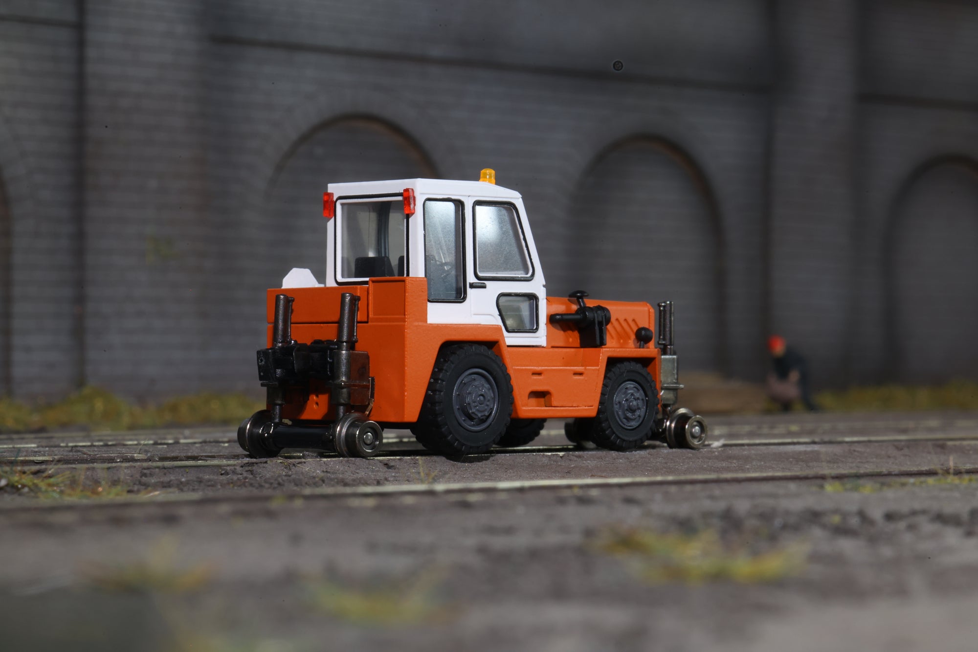 MTC HO 01141001E Road-Rail Vehicle Orange (Small Windows)