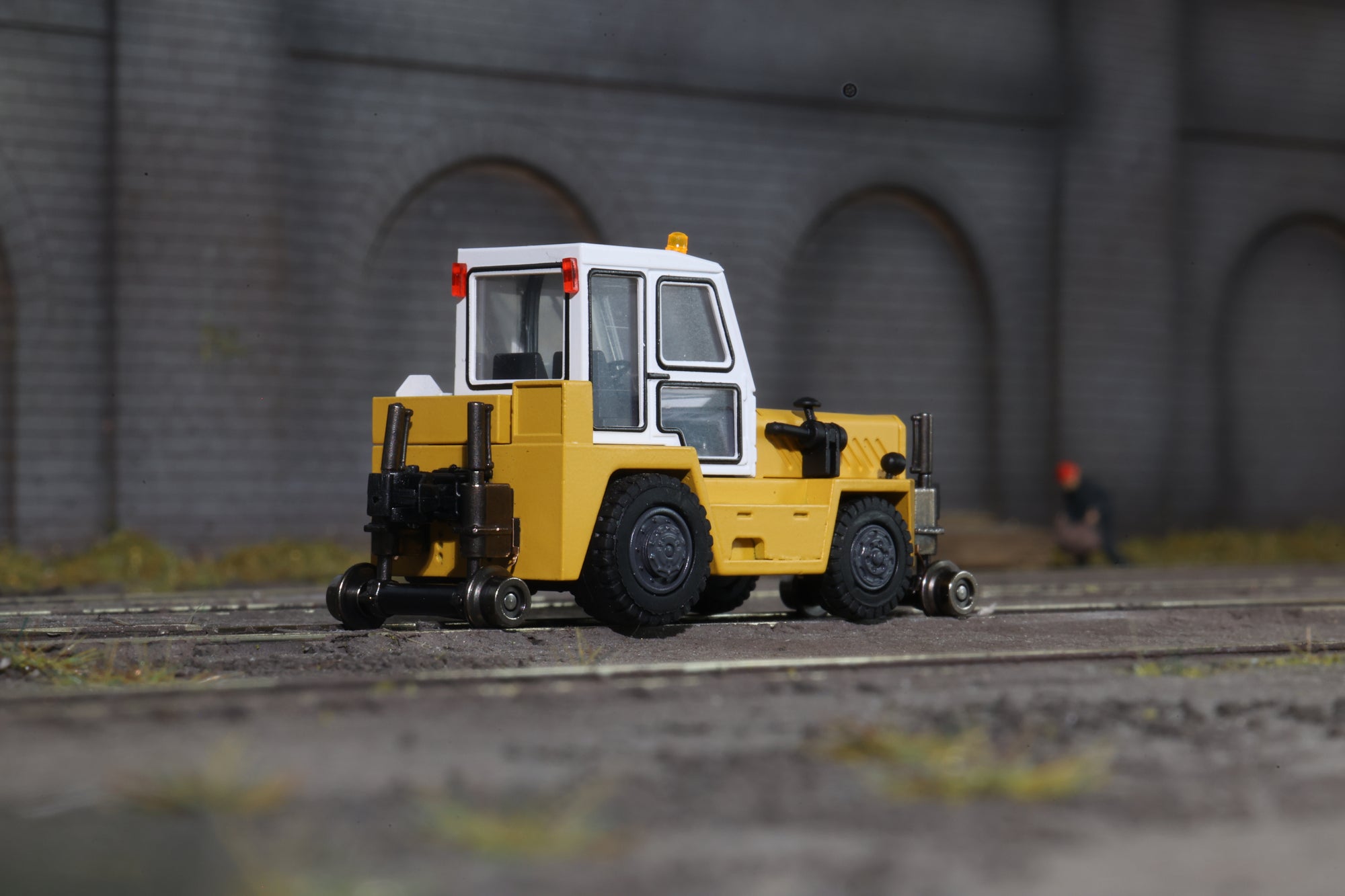 MTC HO 01141004E Road-Rail Vehicle Yellow (Large Windows)