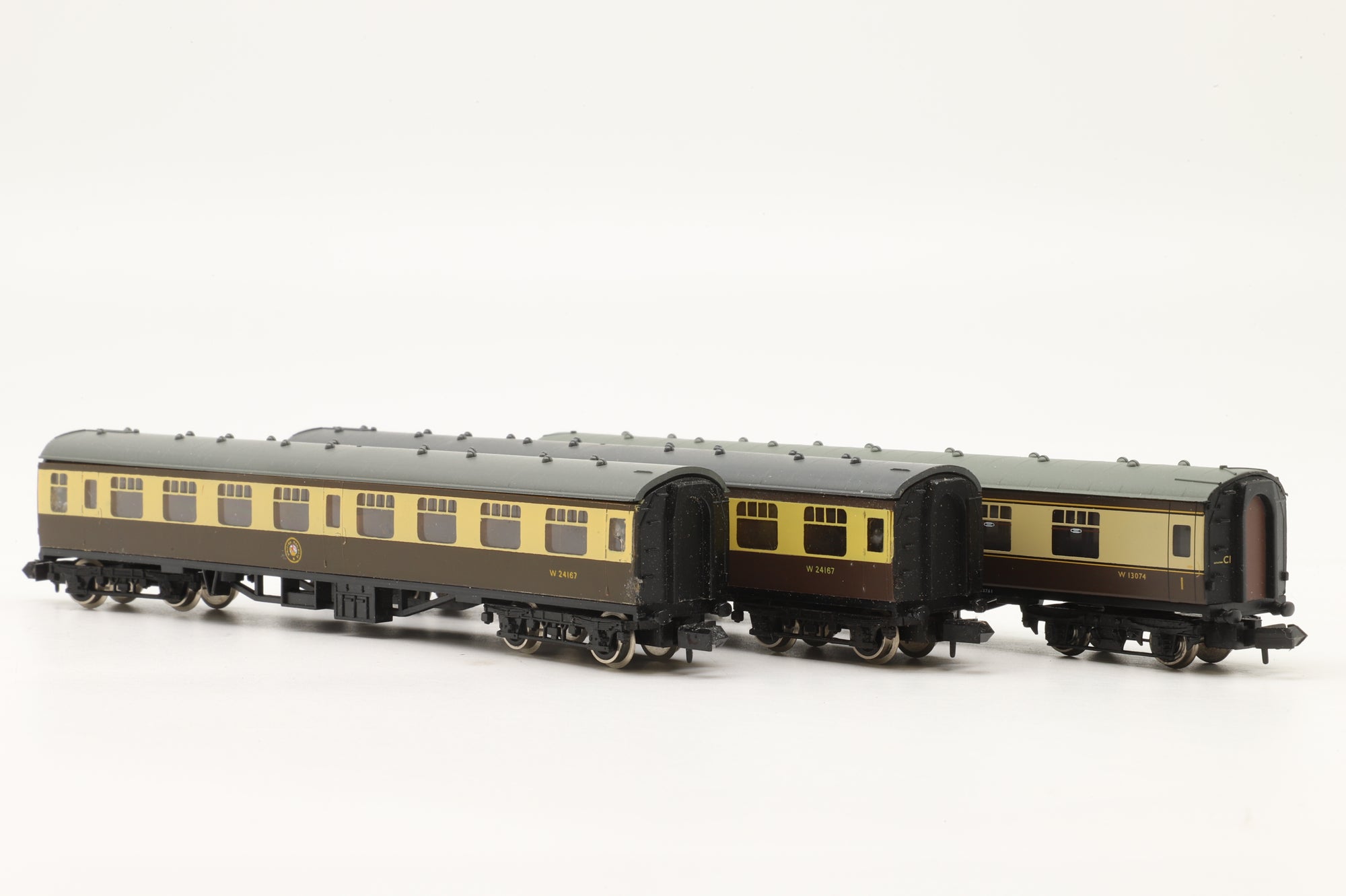 Graham Farish N Rake of 3x Mk1s in BR(W) Choc/Cream