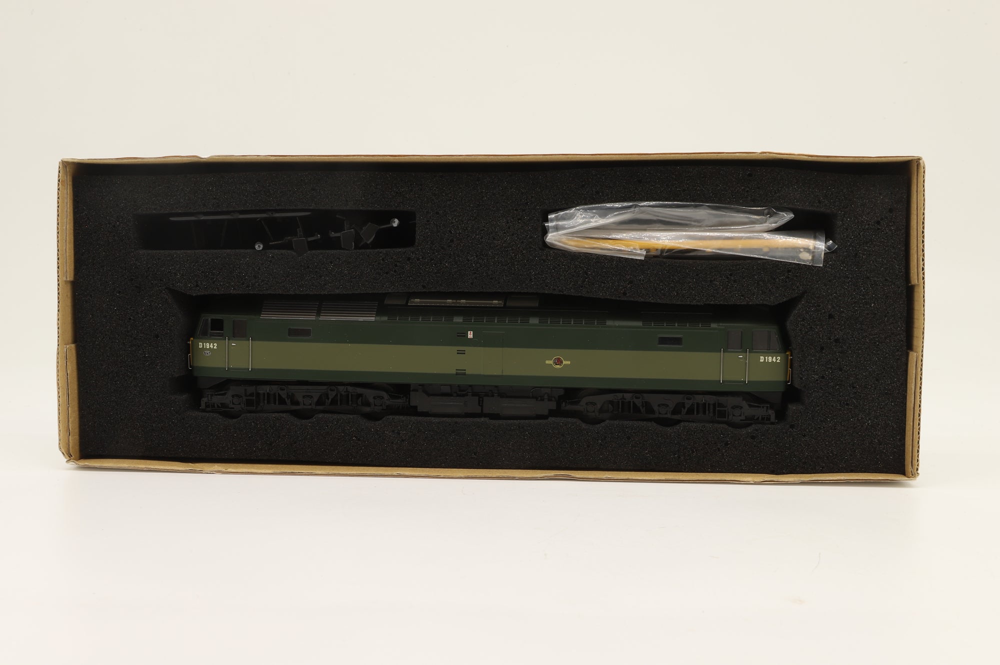 Heljan OO 4702 Class 47 D1942 in BR Two-Tone Green
