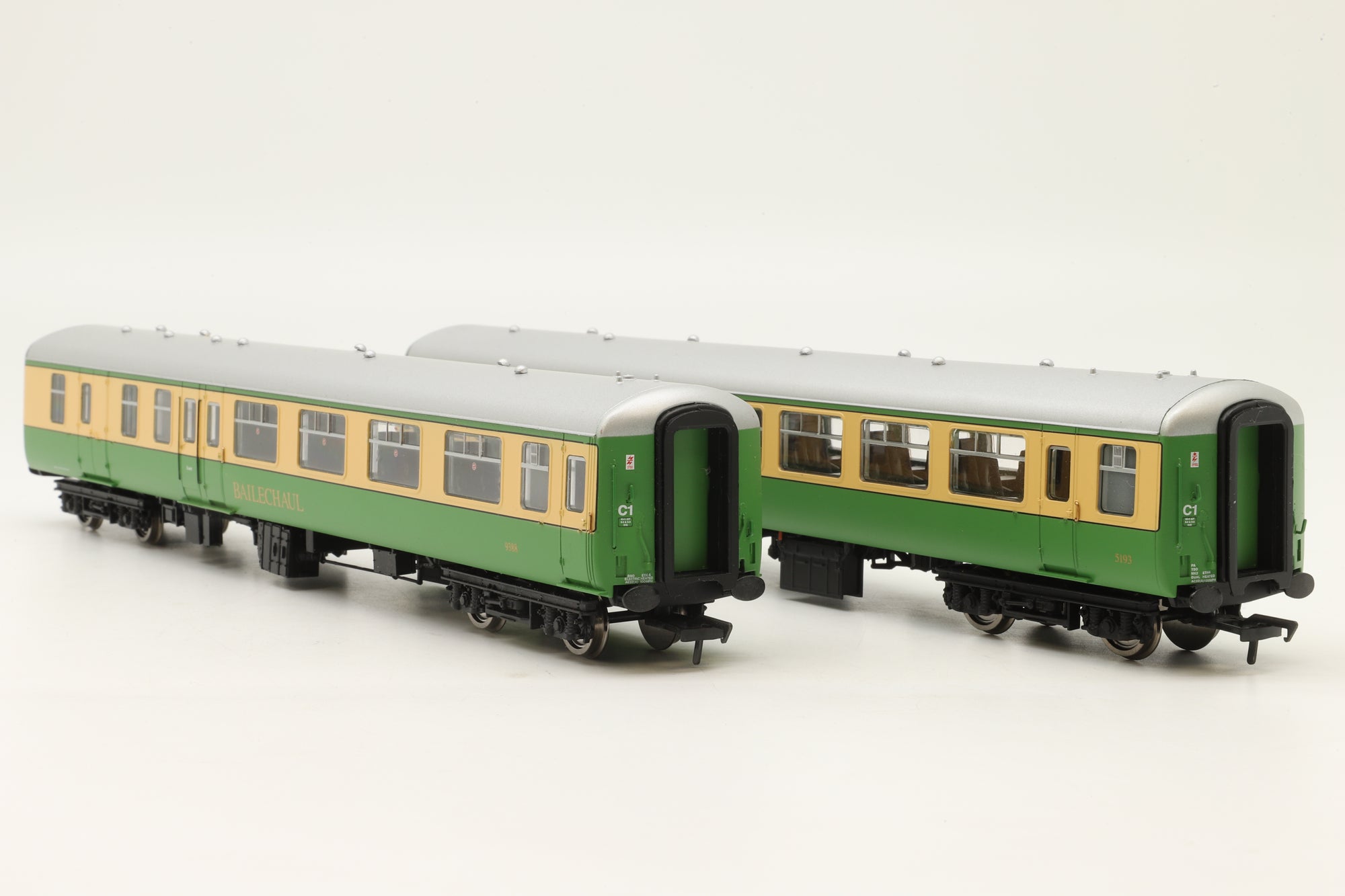 Bachmann OO Pack of 2x Mk2s 9388 'Bailechaul' & 5193 'Clan Macleod' in Highland Line Green/Cream