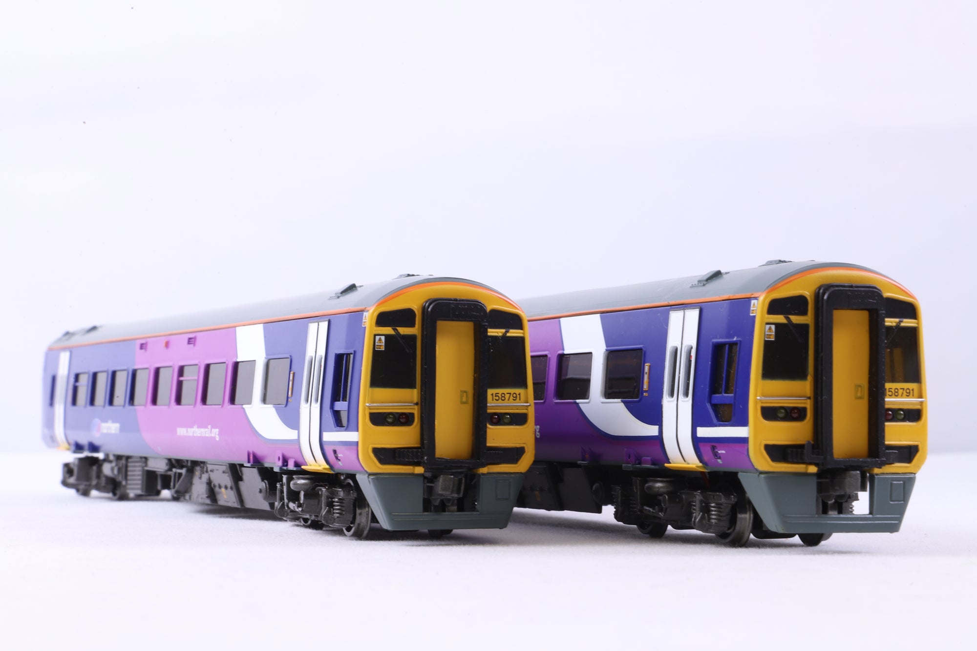 WORKSHOP Bachmann OO 31-514 Class 158 2 Car DMU in Early Northern Rail Livery - Non Runner