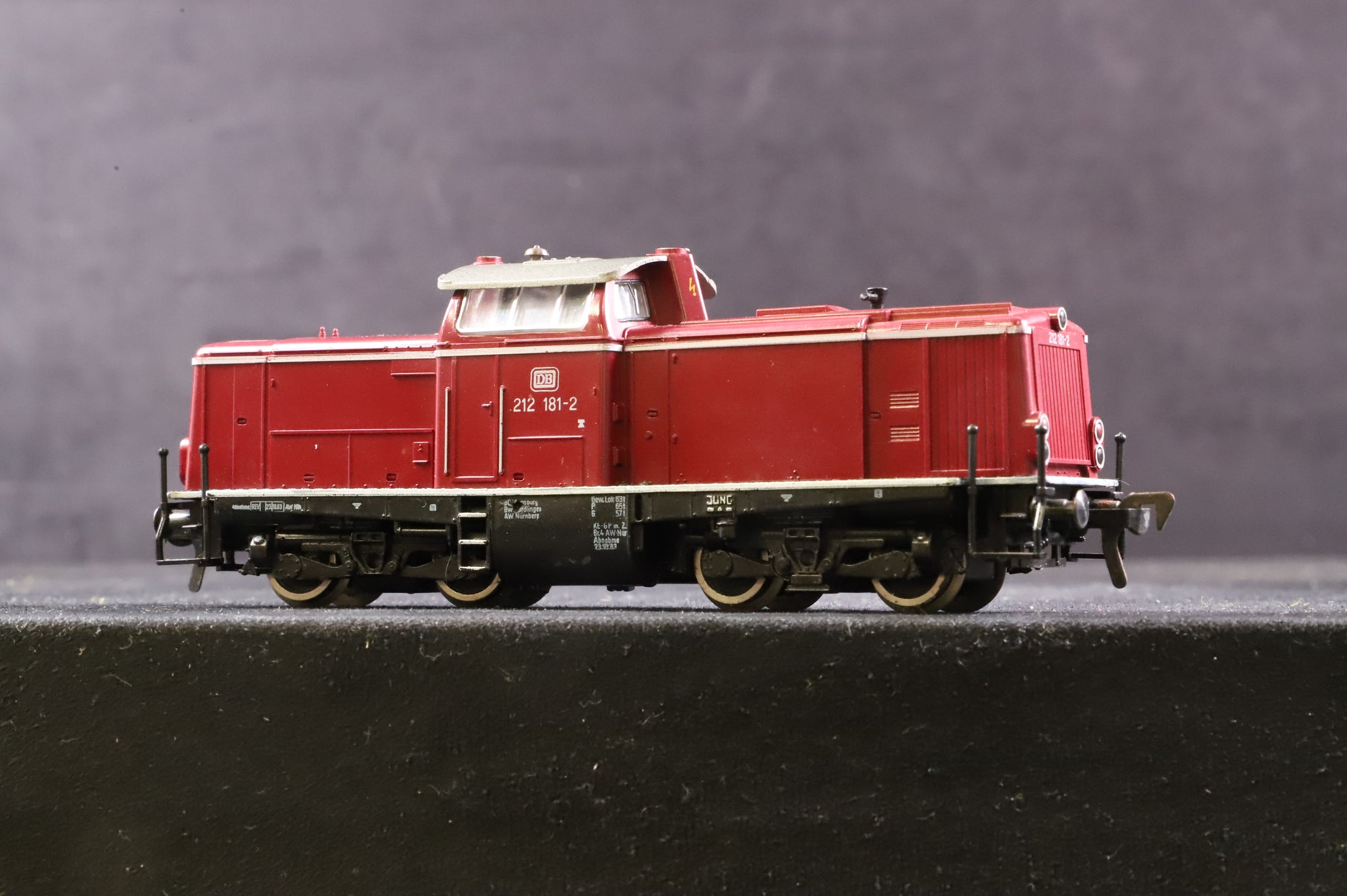 Fleischmann HO 4231 BR 212 2121812 in DB Crimson