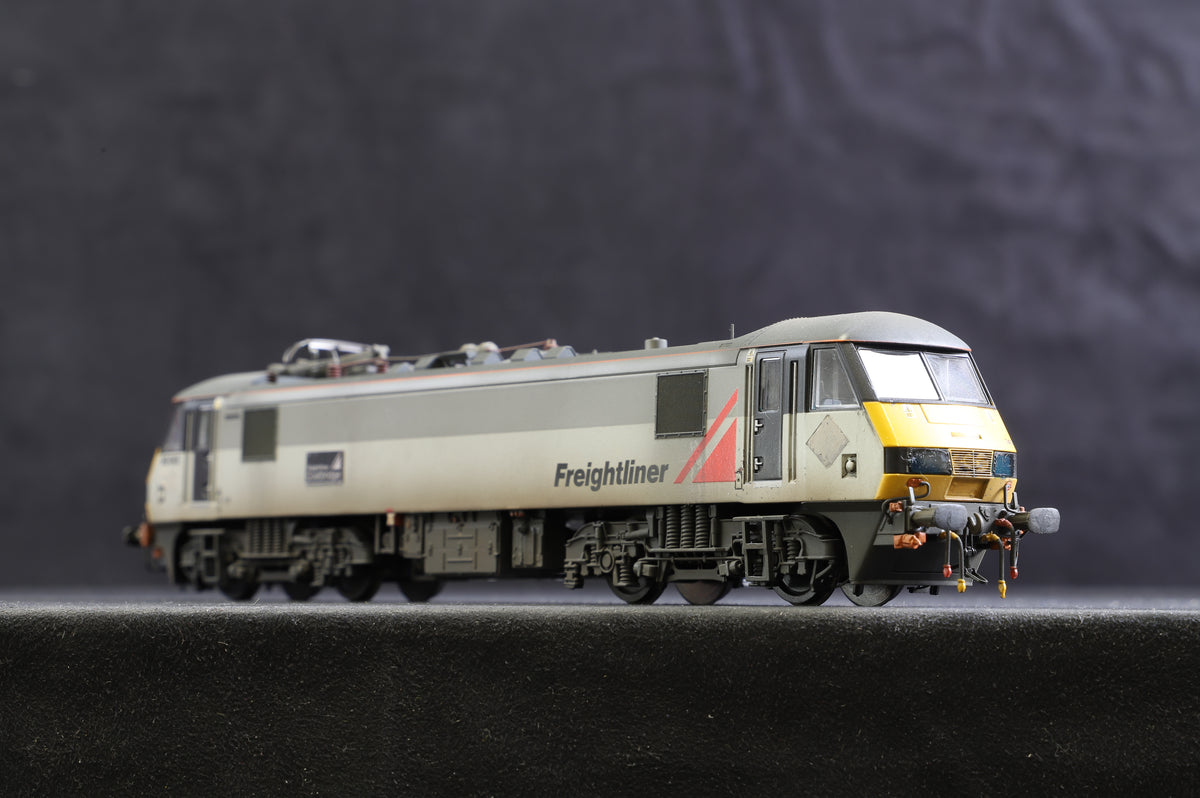 Bachmann OO 32-611 Class 90 &#39;90043&#39; Freightliner Re-liveried, Numbered &amp; Weathered