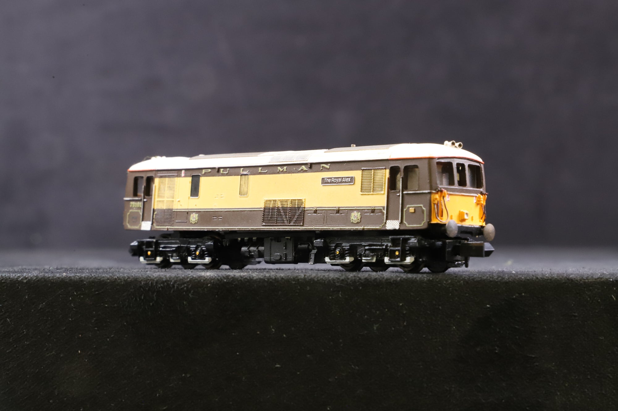 Gaugemaster N Gauge Class 73 73101 'The Royal Alex' in Pullman Livery