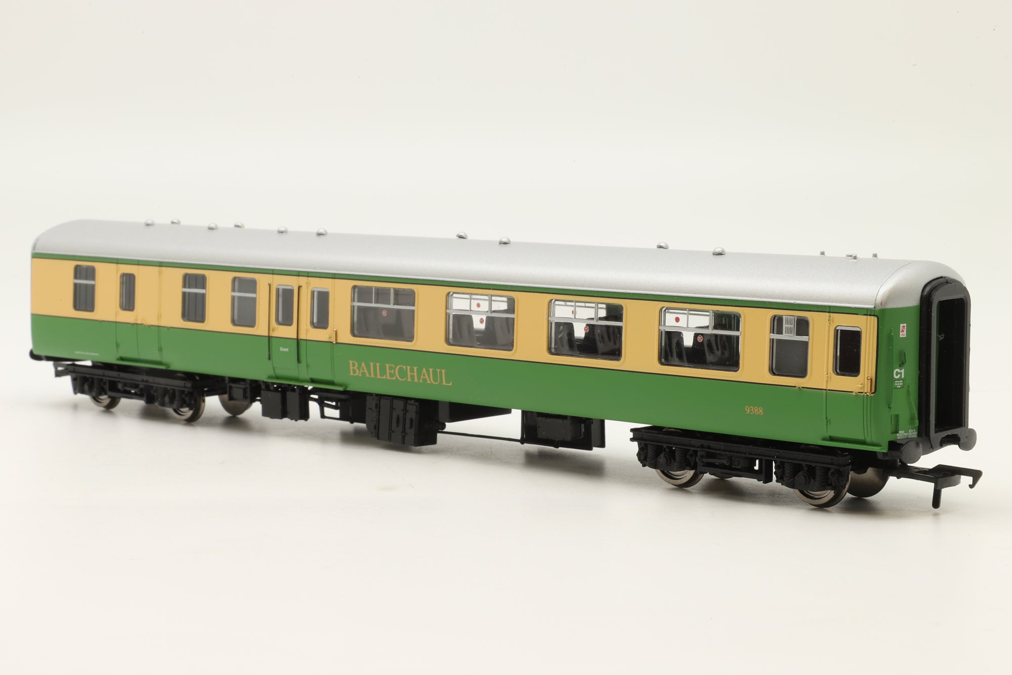 Bachmann OO Pack of 2x Mk2s 9388 'Bailechaul' & 5193 'Clan Macleod' in Highland Line Green/Cream