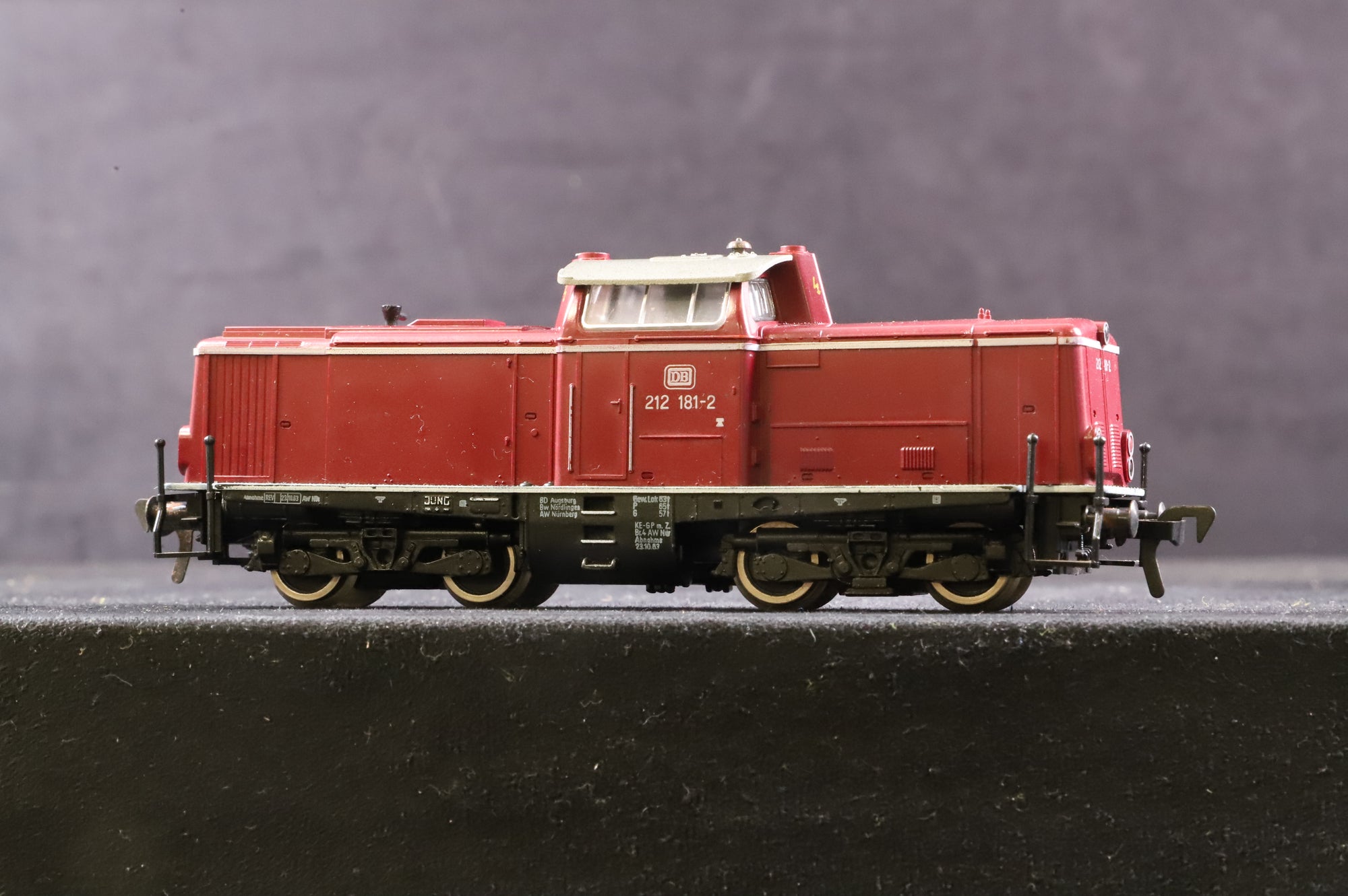 Fleischmann HO 4231 BR 212 2121812 in DB Crimson