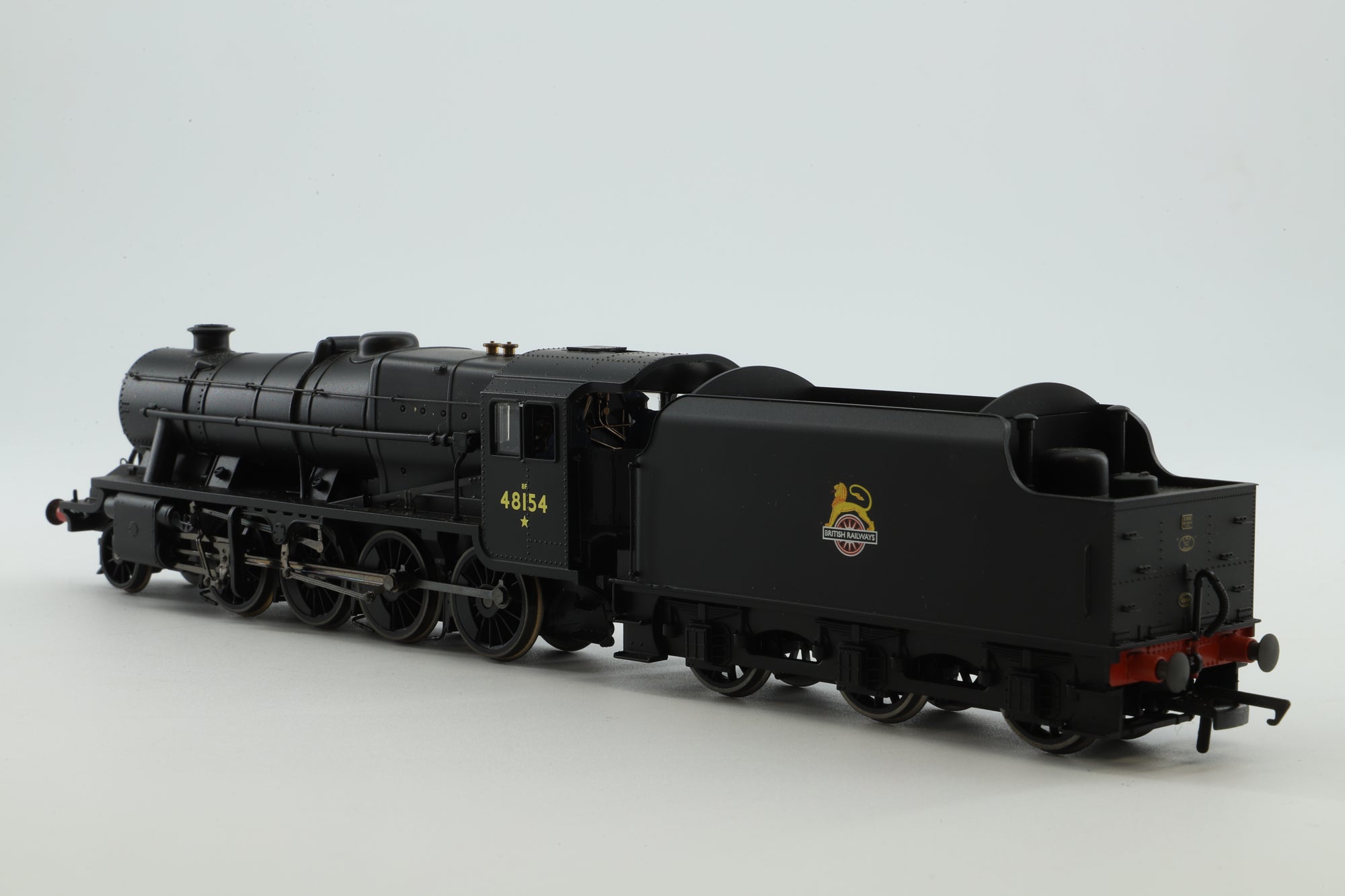 Hornby OO R2229 Class 8F 48154 in BR Black w/ Early Crests
