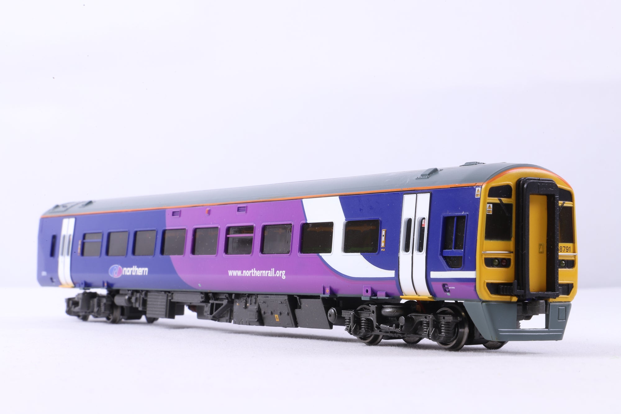 WORKSHOP Bachmann OO 31-514 Class 158 2 Car DMU in Early Northern Rail Livery - Non Runner