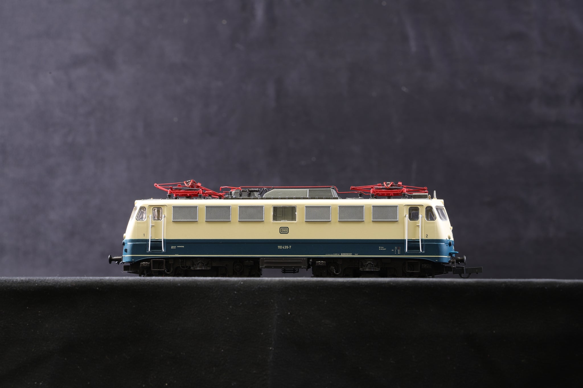 Roco HO 73576 German Electric Locomotive BR 110 DB, DCC Sound - Clark ...