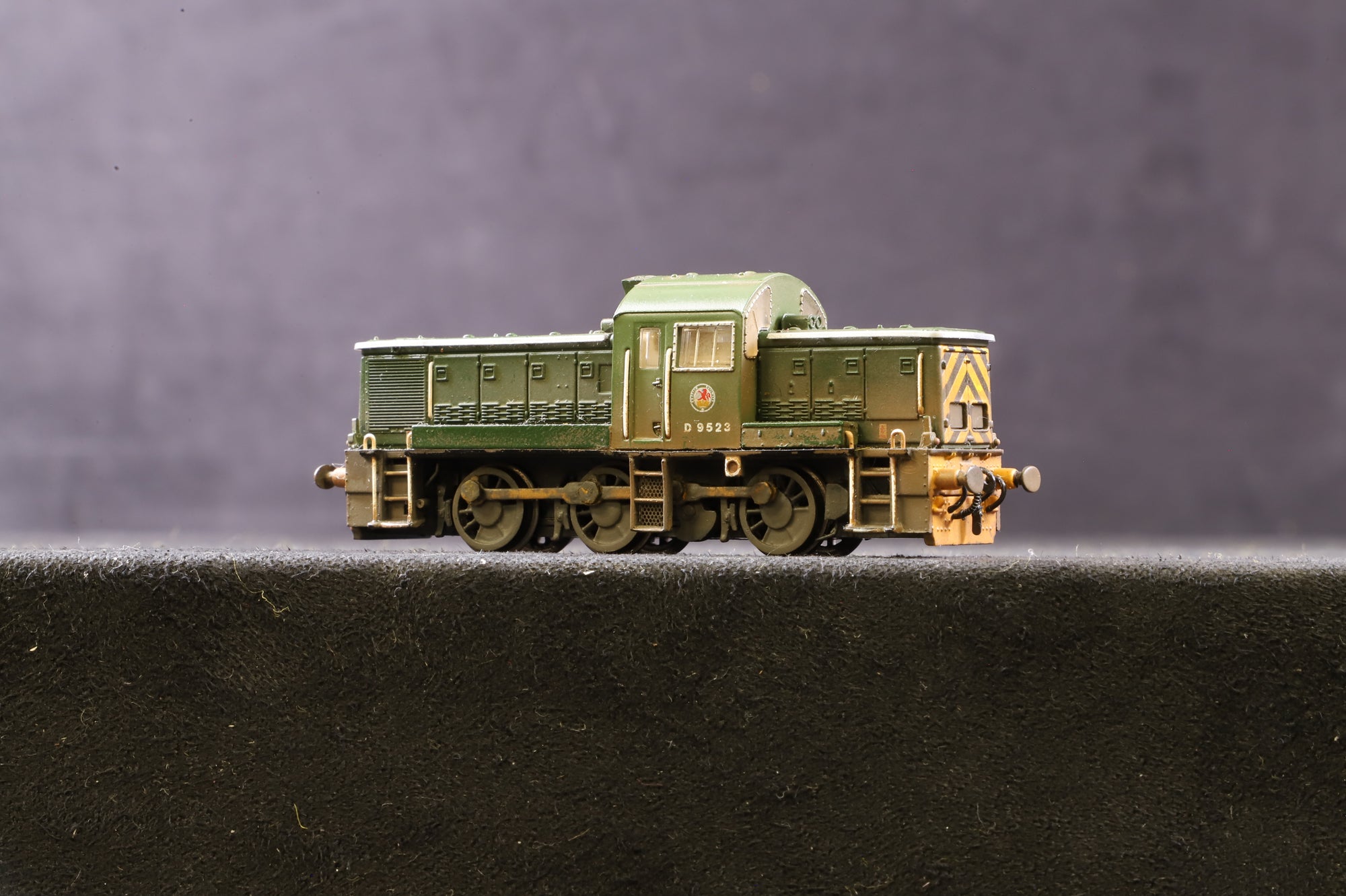Graham Farish N 372-951 Class 14 Diesel 'D9523' BR Green Wasp Stripes Weathered