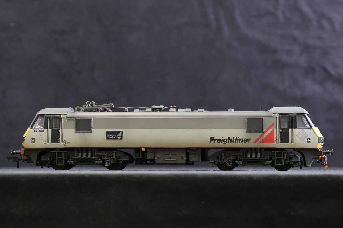 Bachmann OO 32-611 Class 90 &#39;90043&#39; Freightliner Re-liveried, Numbered &amp; Weathered