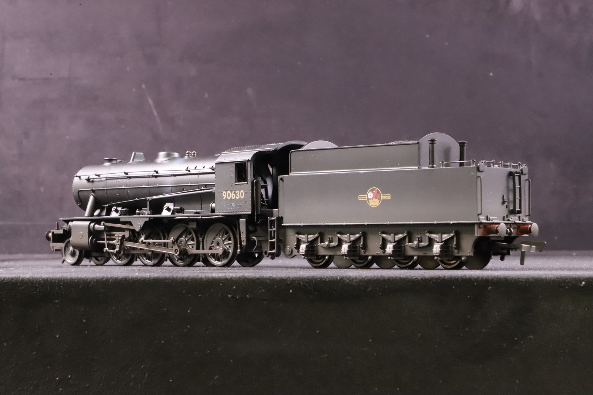 Bachmann OO 32-259 WD Austerity 90630 in BR Black w/ Late Crests - Weathered