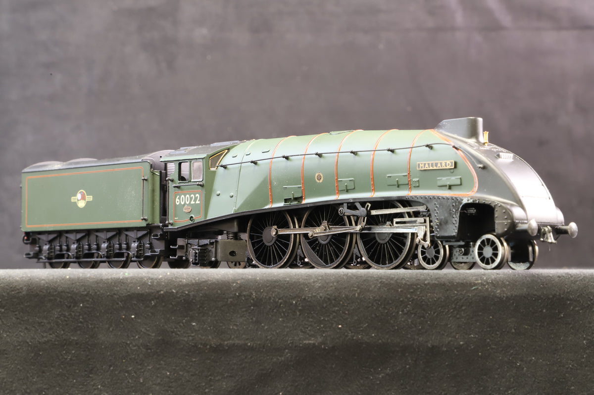 Bachmann OO Set of 2 Class A4 4-6-2 &#39;Mallard&#39;, Ltd Ed. 697/1000