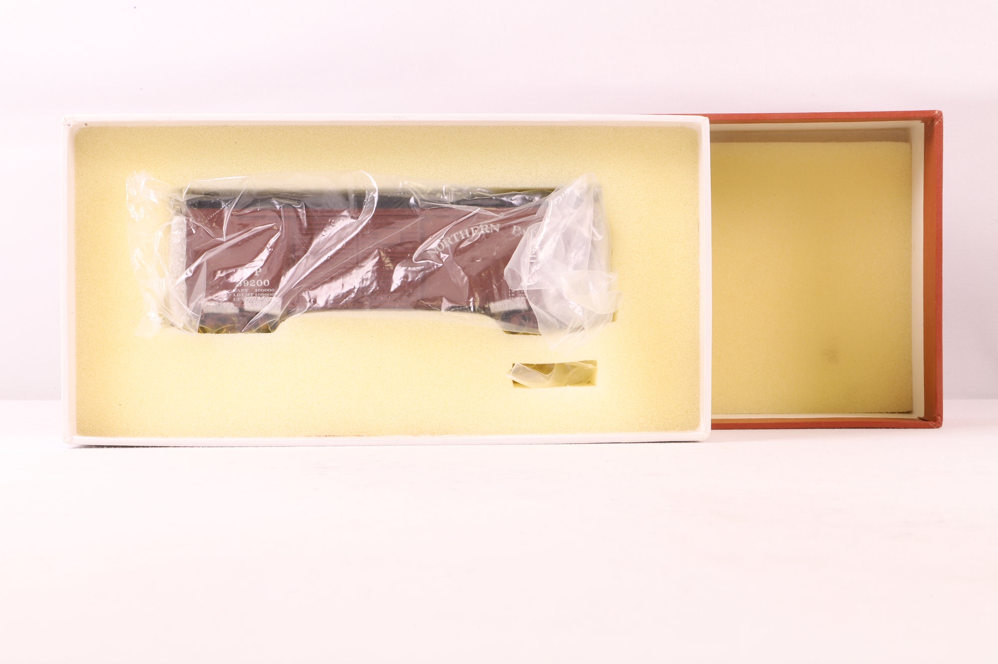 W&R Enterprises HO Brass 3235 Box Car Auto NP 40' Round Roof Auto Box v '39200'