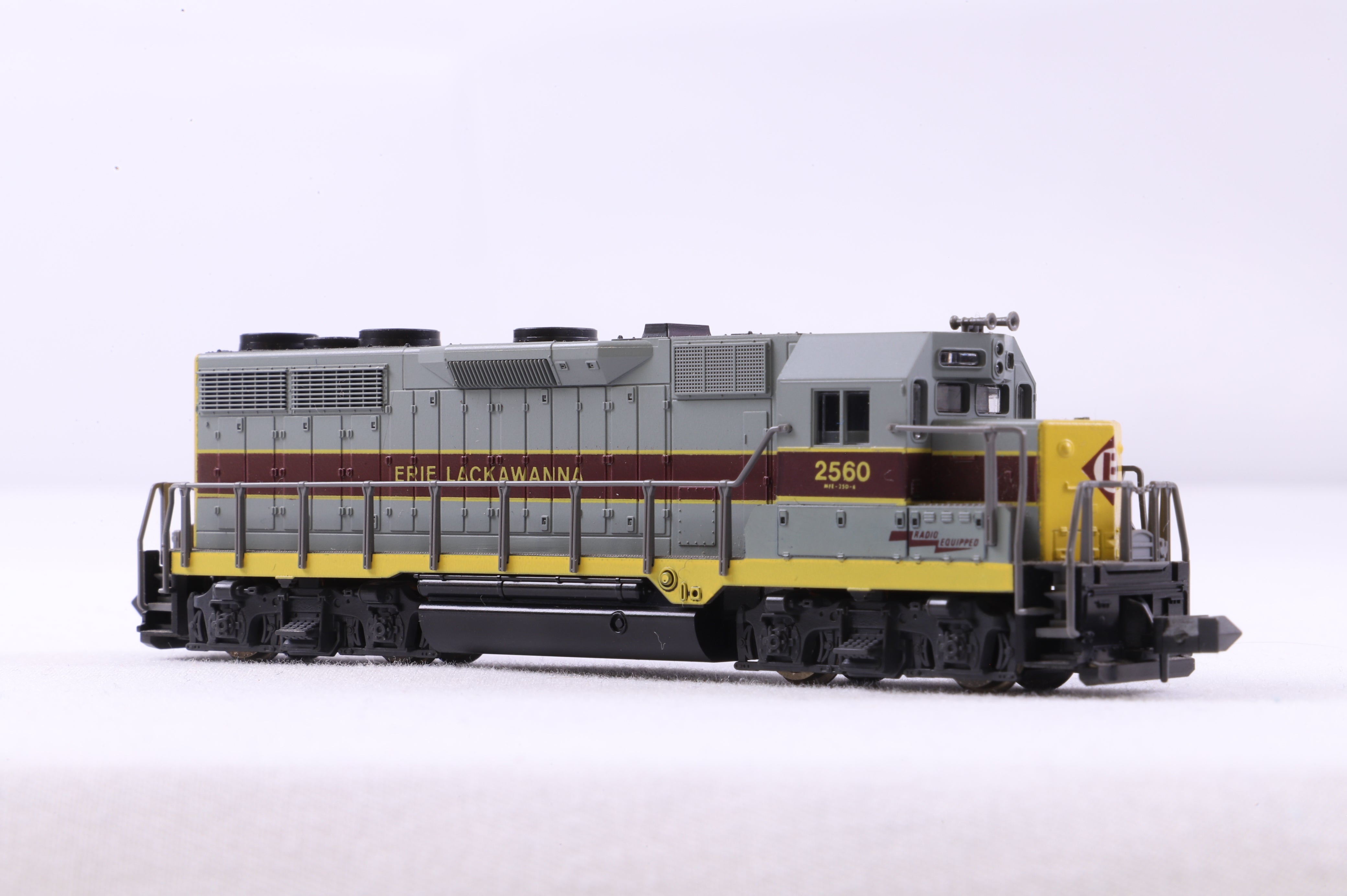Atlas N 4630 EMD GP35 Erie Lackawanna '2560' - Clark Railworks