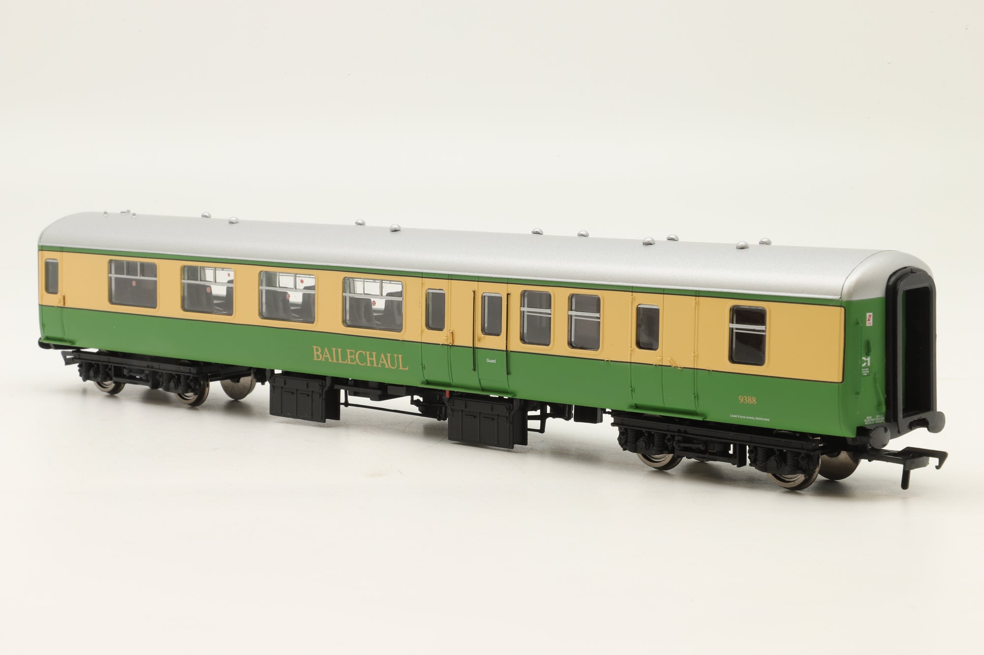 Bachmann OO Pack of 2x Mk2s 9388 'Bailechaul' & 5193 'Clan Macleod' in Highland Line Green/Cream