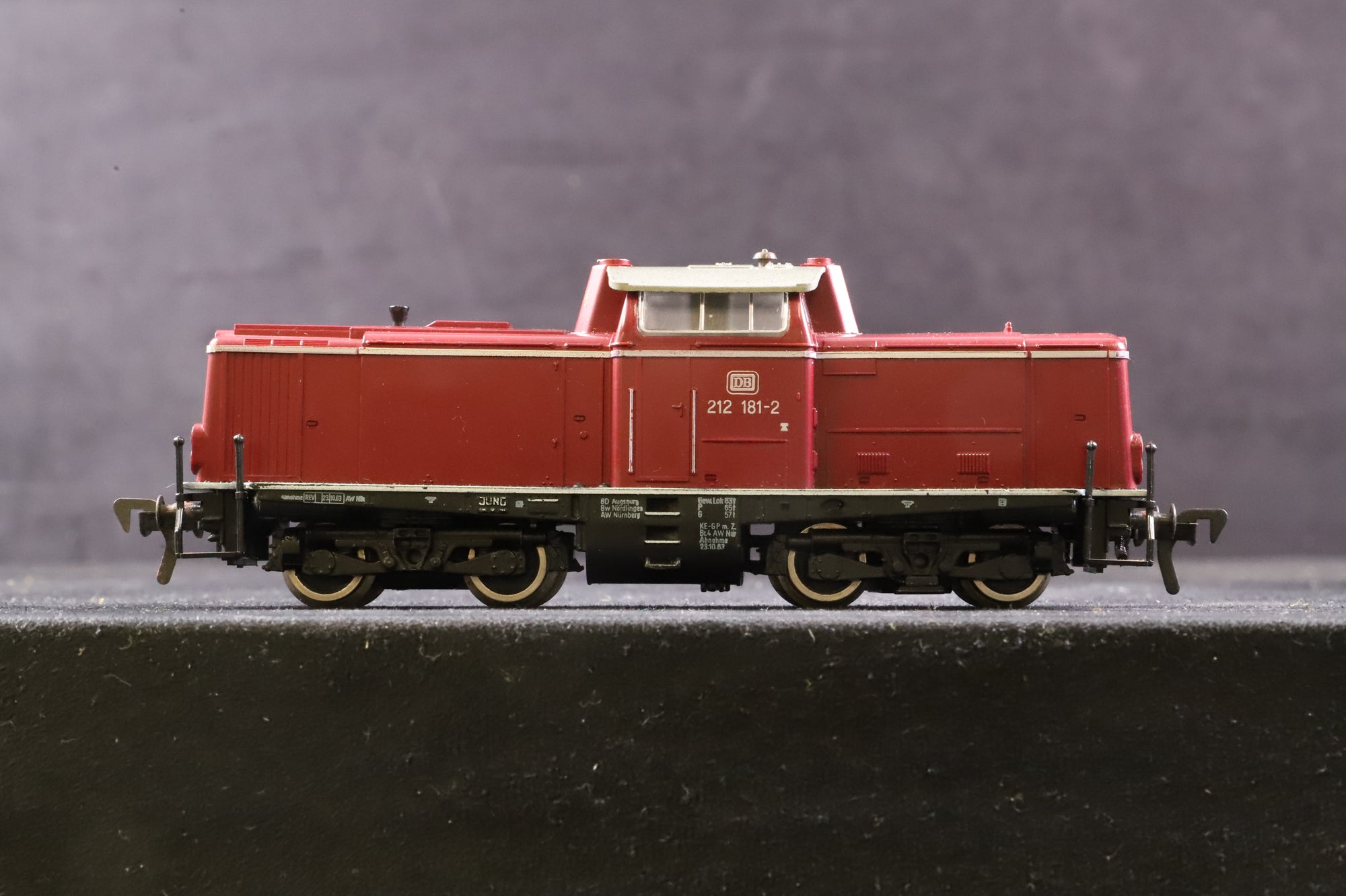 Fleischmann HO 4231 BR 212 2121812 in DB Crimson