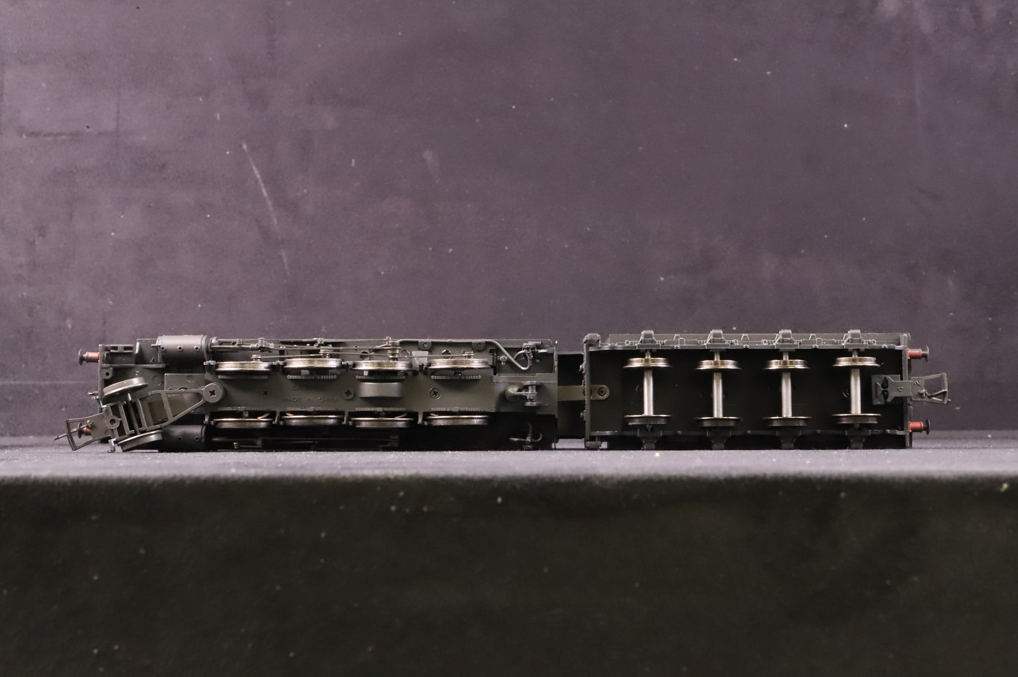 Bachmann OO 32-259 WD Austerity 90630 in BR Black w/ Late Crests - Weathered