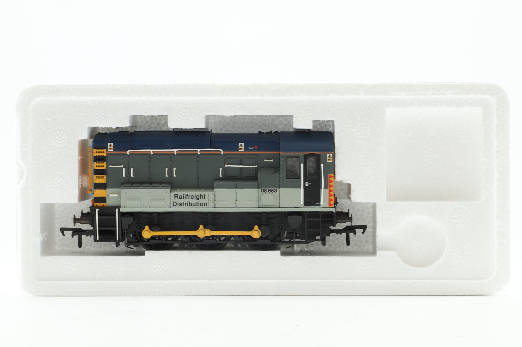 Bachmann OO 32-104 Class 08 08653 in Railfreight Distribution Livery