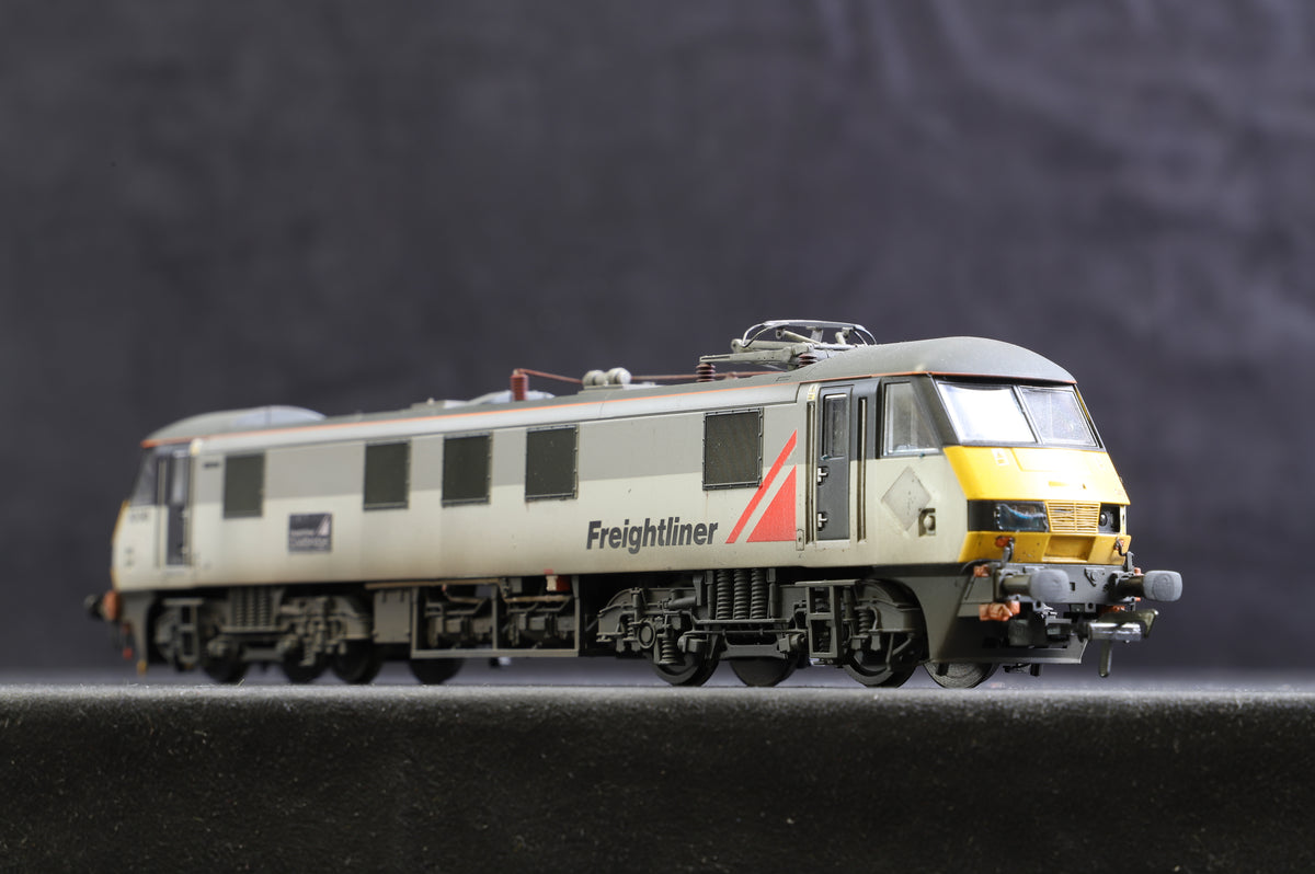 Bachmann OO 32-611 Class 90 &#39;90043&#39; Freightliner Re-liveried, Numbered &amp; Weathered