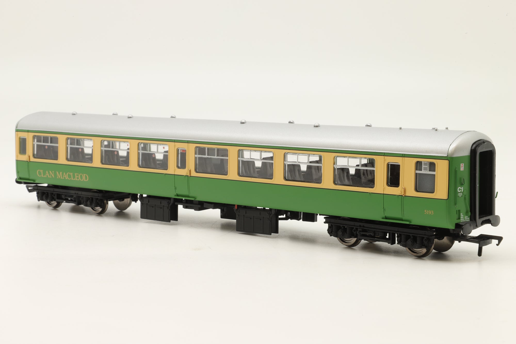 Bachmann OO Pack of 2x Mk2s 9388 'Bailechaul' & 5193 'Clan Macleod' in Highland Line Green/Cream