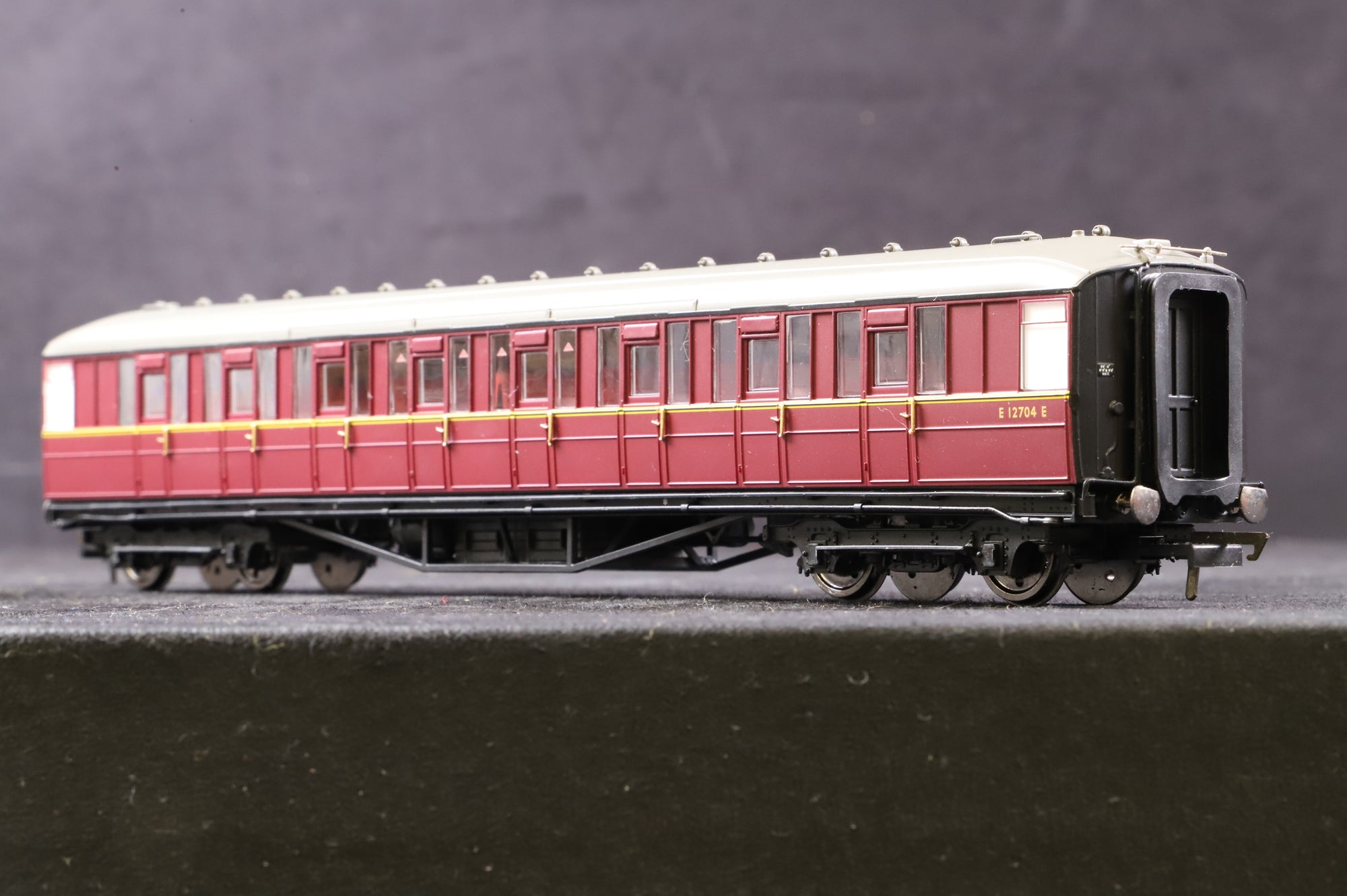 Hornby OO Rake Of 4 Gresley BR Lined Maroon Coaches