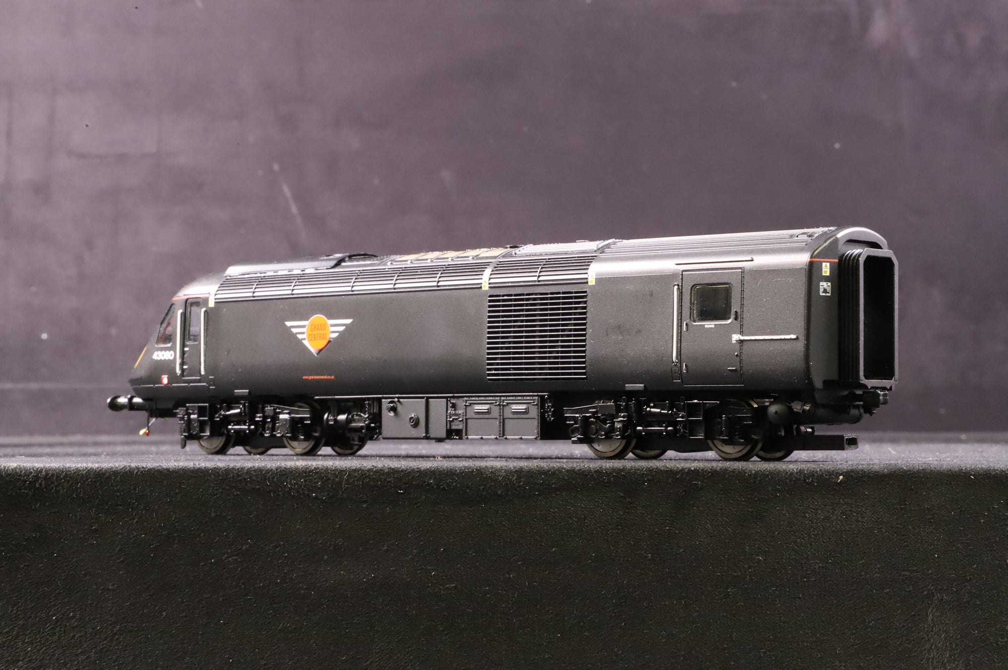 Hornby R2705 Class 43 HST Set in Grand Central Livery