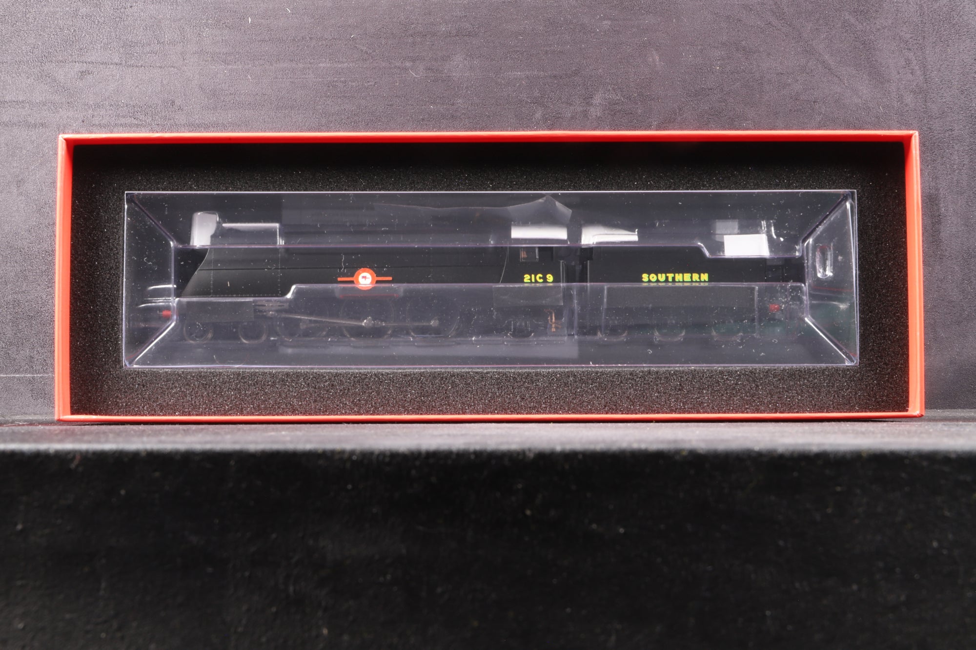 Hornby OO R30455 Merchant Navy Class '21C9' 'Shaw Savill' VE Day 80th Anniversary SR Black