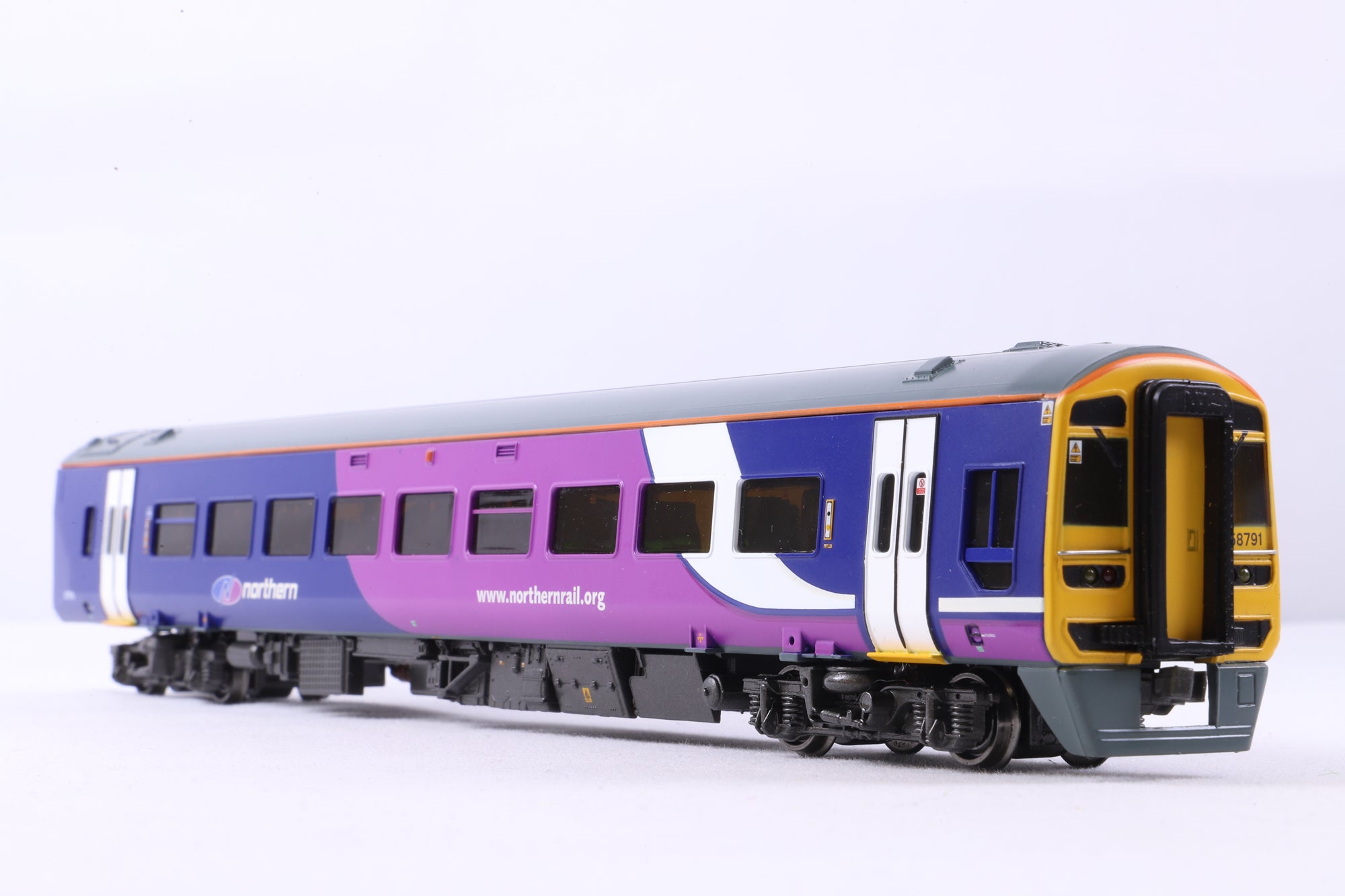 WORKSHOP Bachmann OO 31-514 Class 158 2 Car DMU in Early Northern Rail Livery - Non Runner