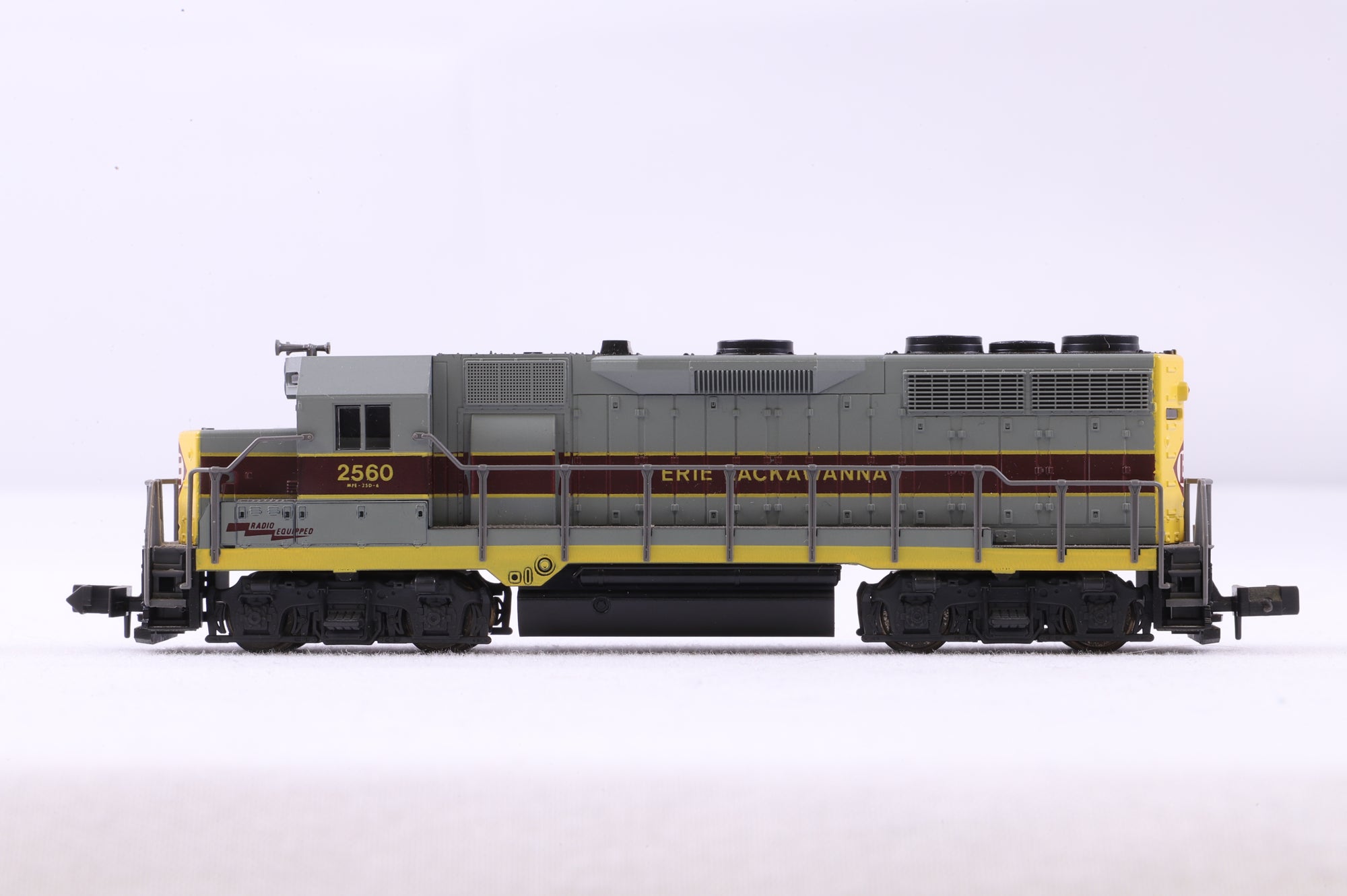 Atlas N 4630 EMD GP35 Erie Lackawanna '2560'