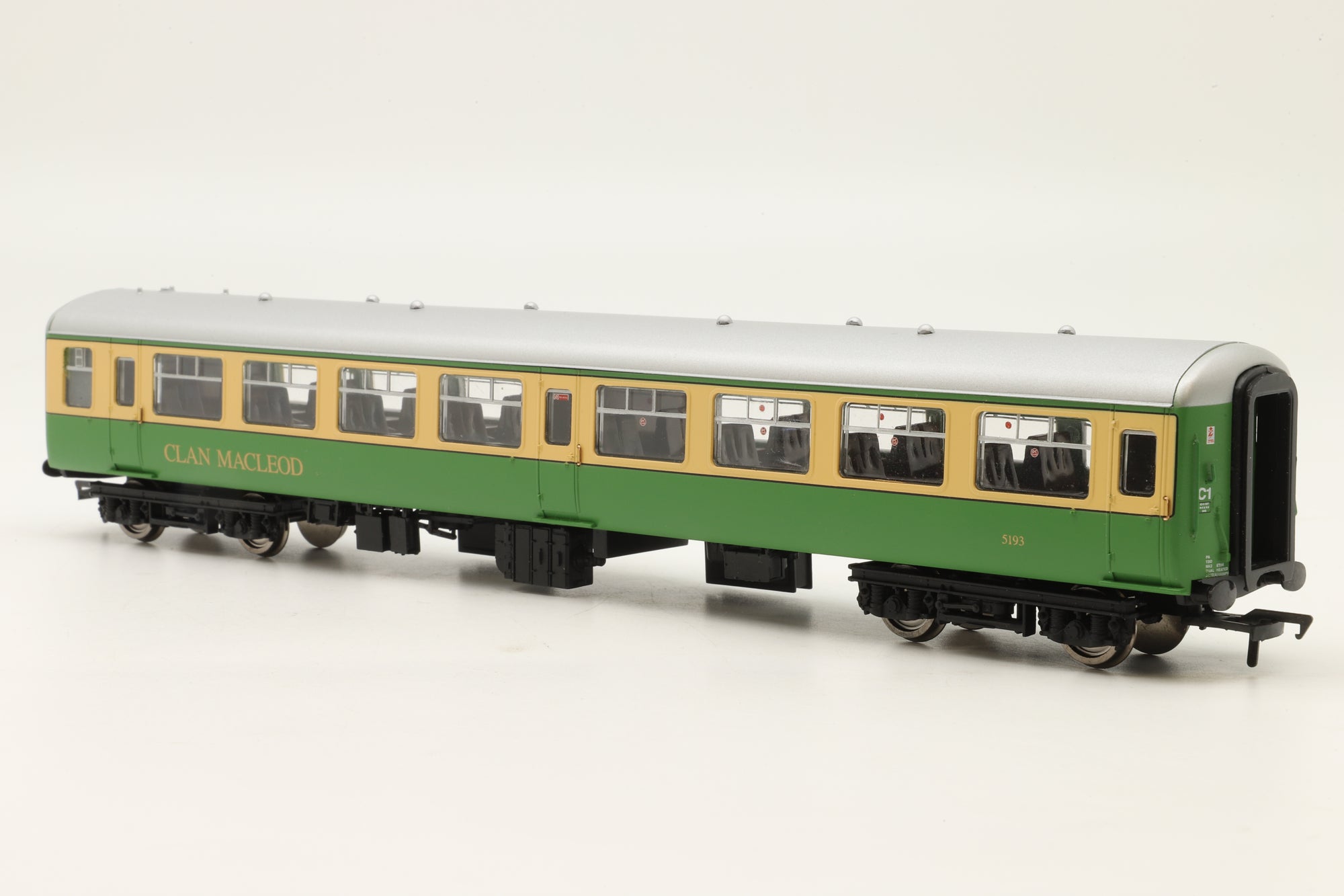 Bachmann OO Pack of 2x Mk2s 9388 'Bailechaul' & 5193 'Clan Macleod' in Highland Line Green/Cream