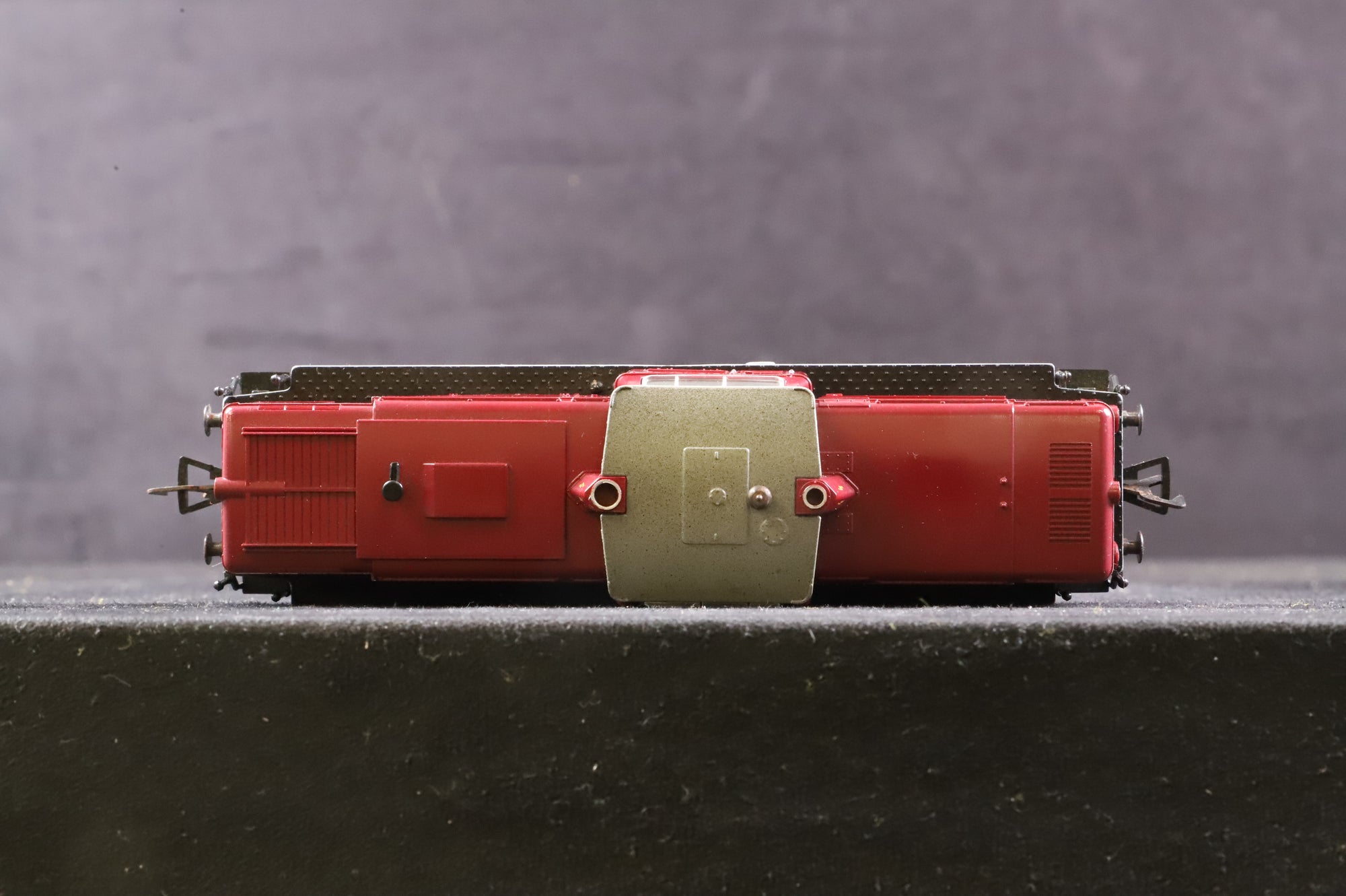 Fleischmann HO 4231 BR 212 2121812 in DB Crimson