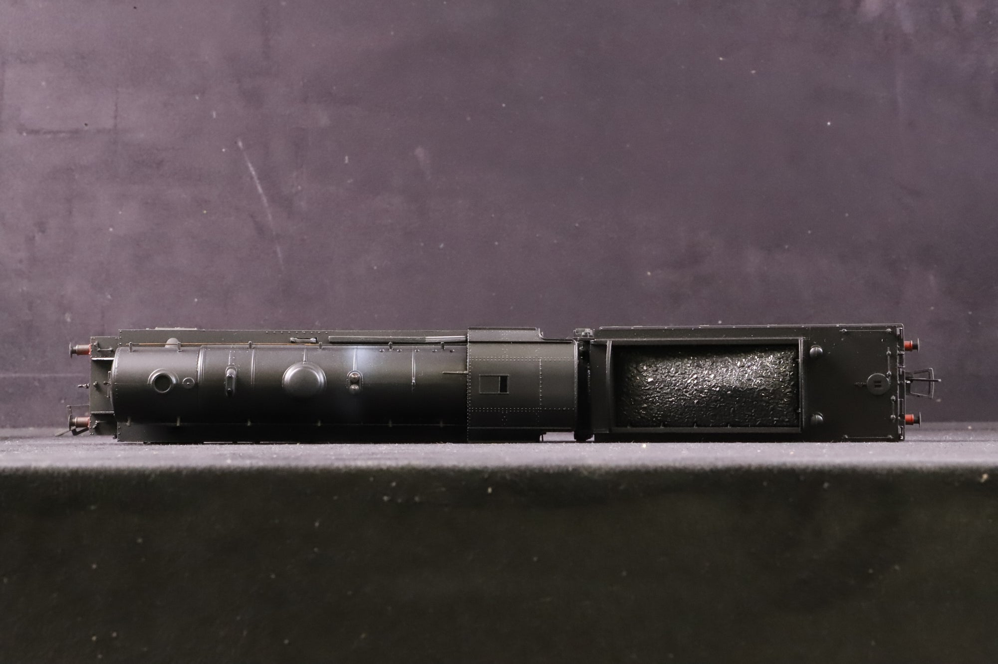 Bachmann OO 32-259 WD Austerity 90630 in BR Black w/ Late Crests - Weathered