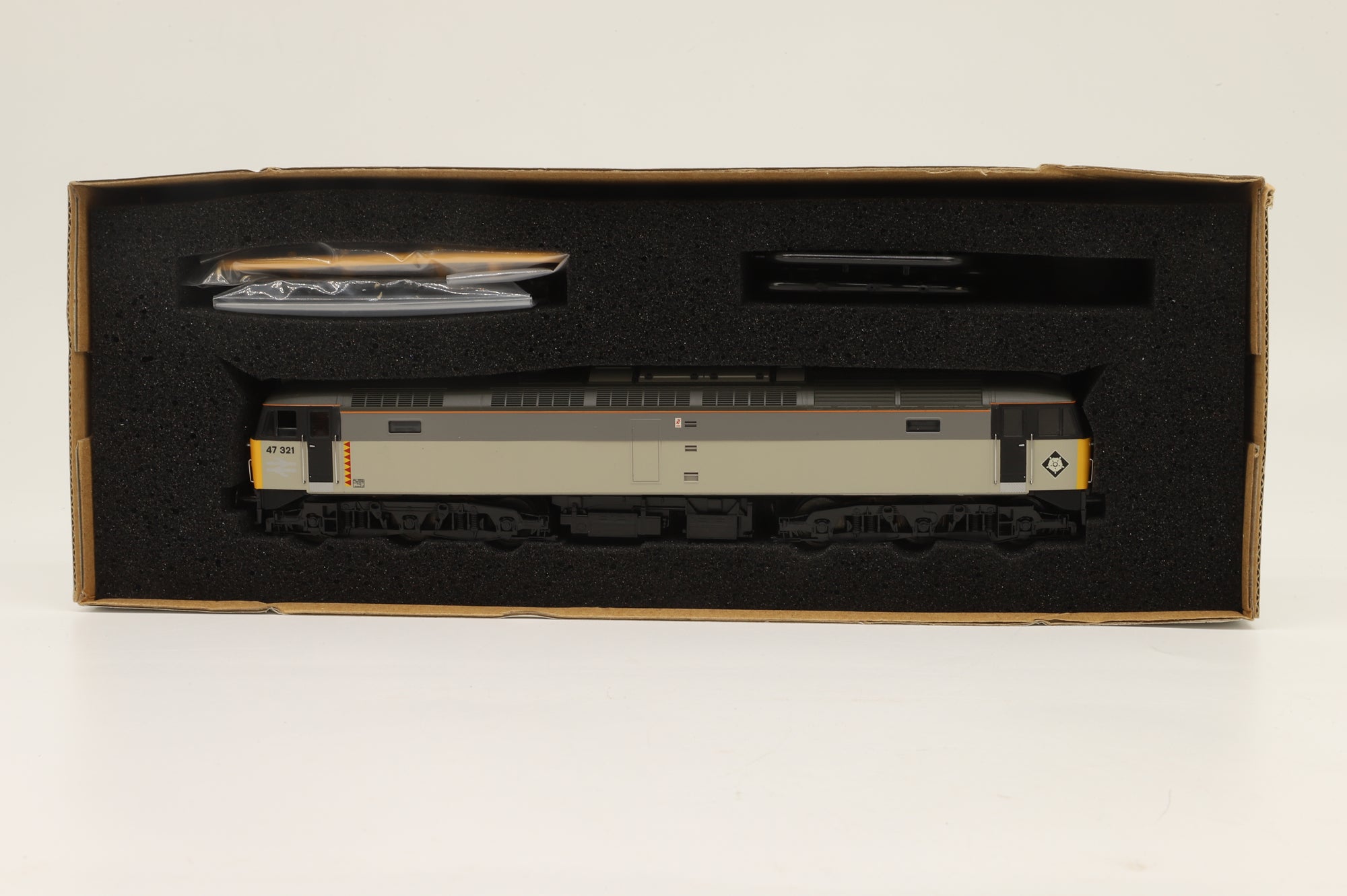 Heljan OO 4677 Class 47 47321 in BR Railfreight Distribution Livery w/o Large Logos