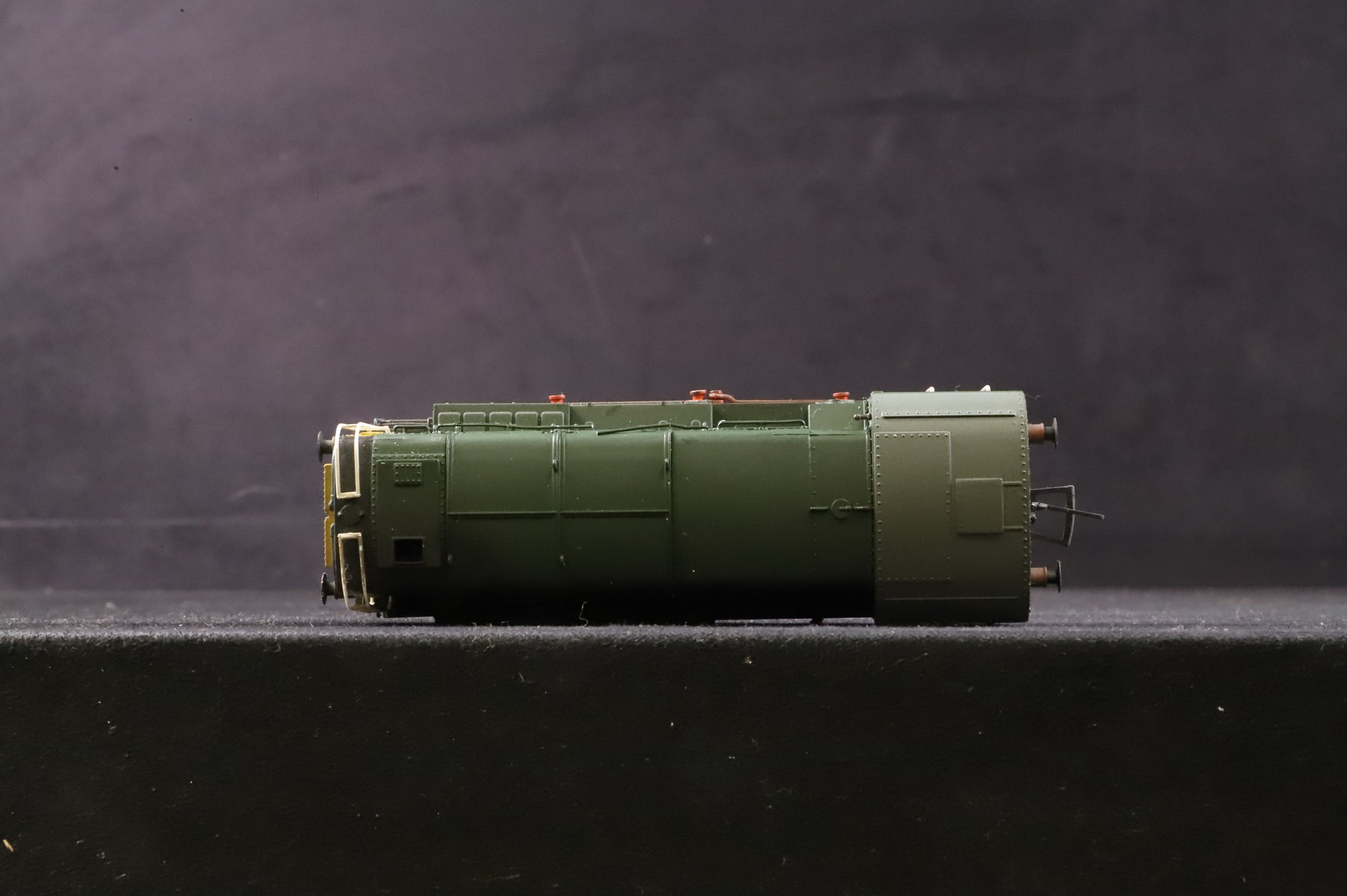 Bachmann OO 32-117 Class 08 D3963 in BR Green w/ Wasp Stripes - Weathered