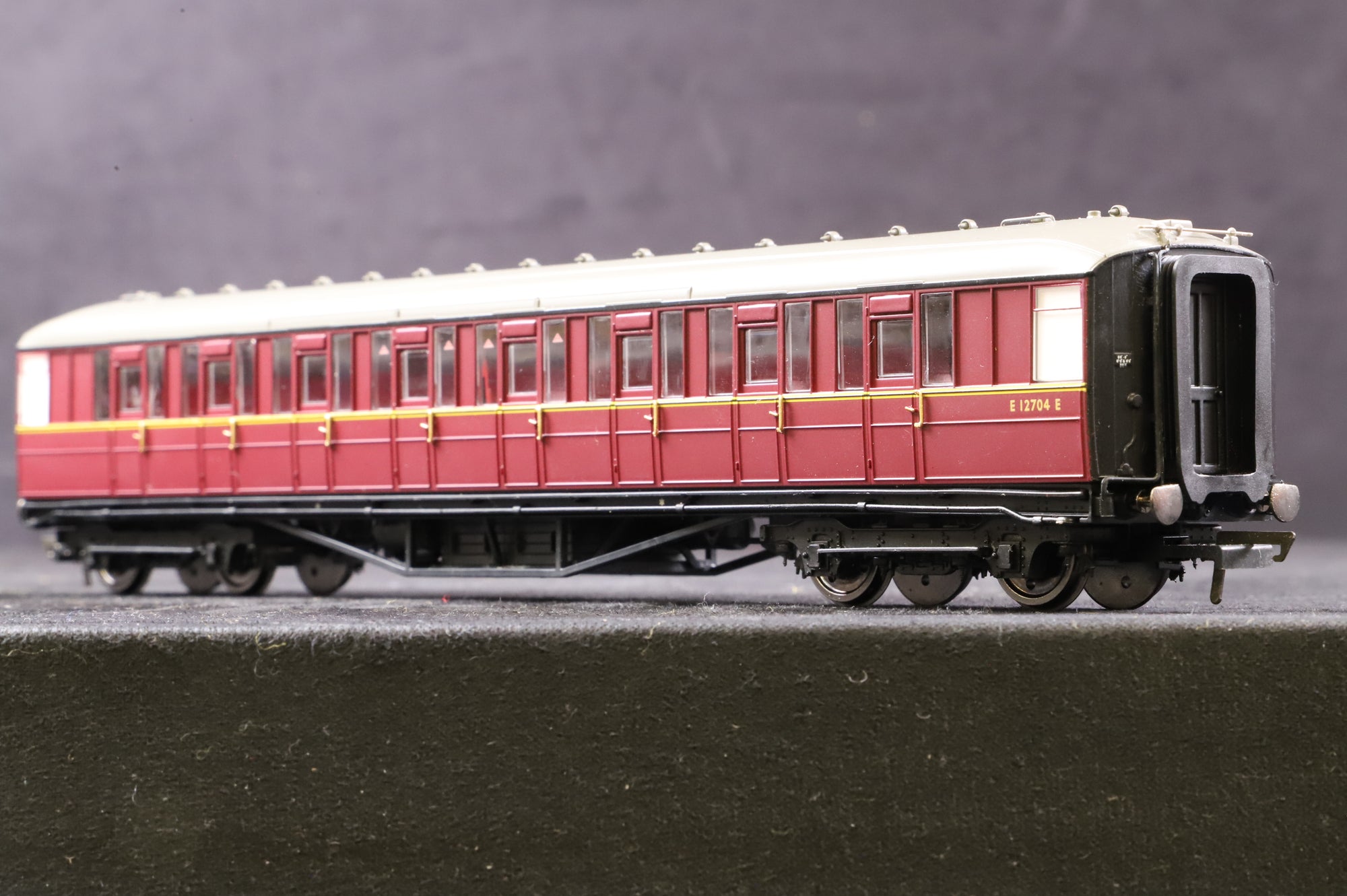 Hornby OO Rake Of 4 Gresley BR Lined Maroon Coaches