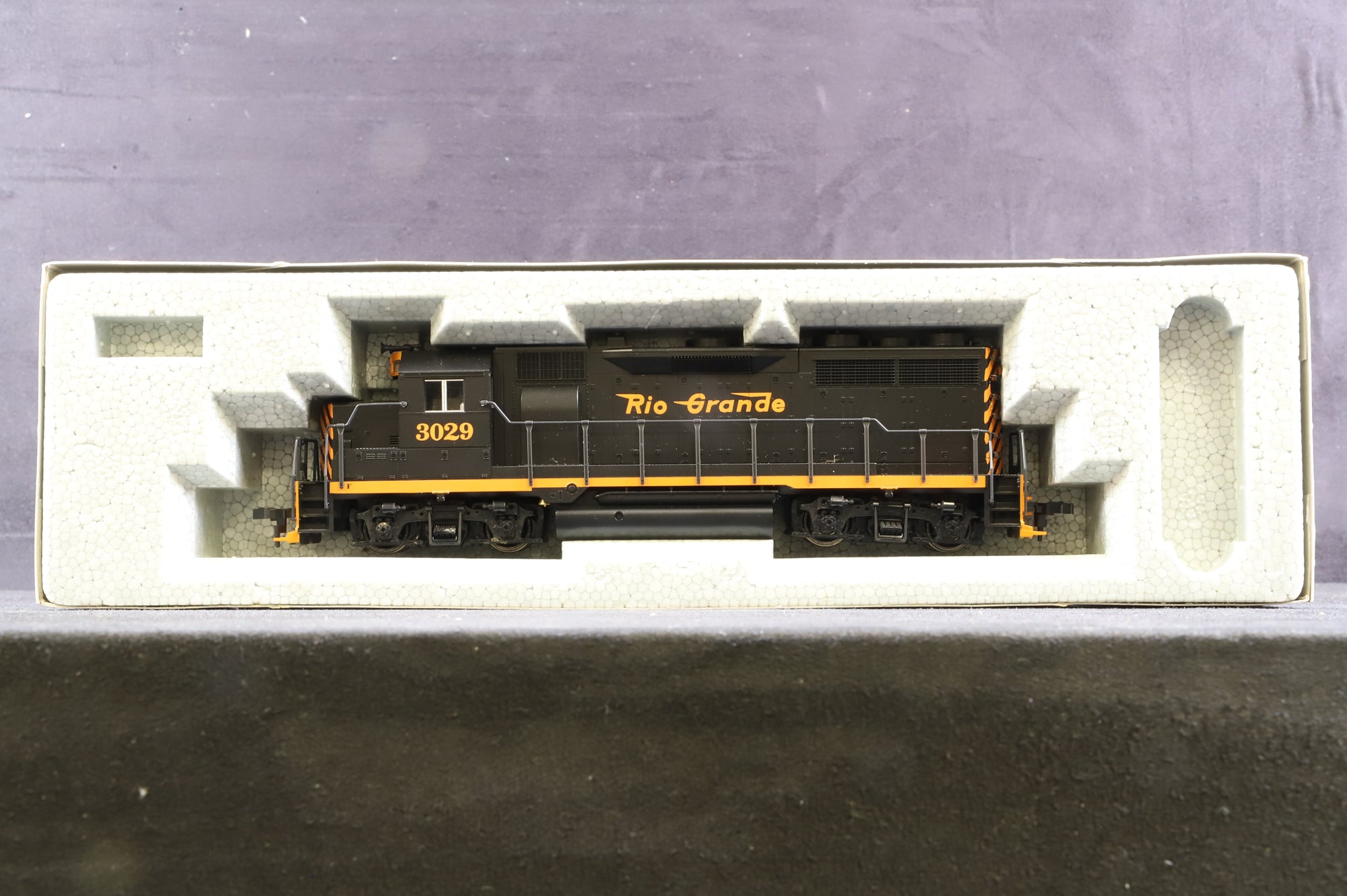 Kato HO 37-049 EMD GP35 Phase IB Denver & Rio Grande '3029' Small Lettering