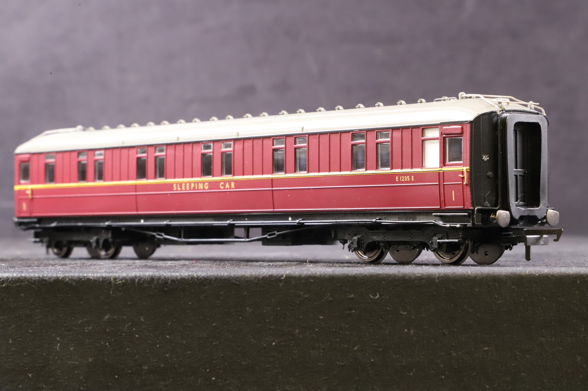 Hornby OO Rake Of 4 Gresley BR Lined Maroon Coaches