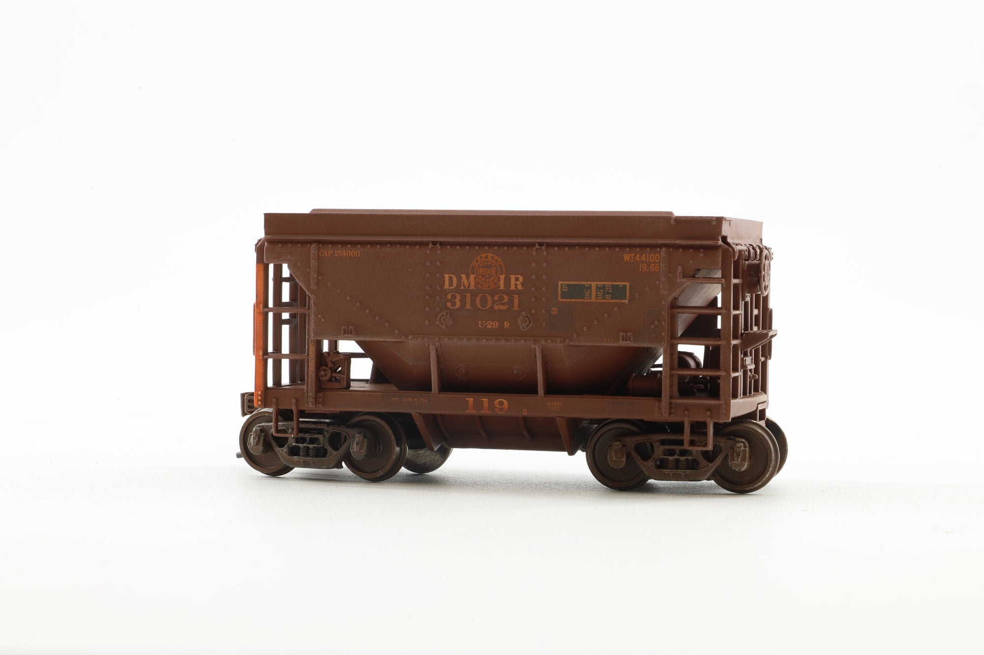 Walthers HO 910-58059 4-Pack of 24' MN Taconite Ore Cars in DMIR Livery - Pro-Weathered & Renumbered
