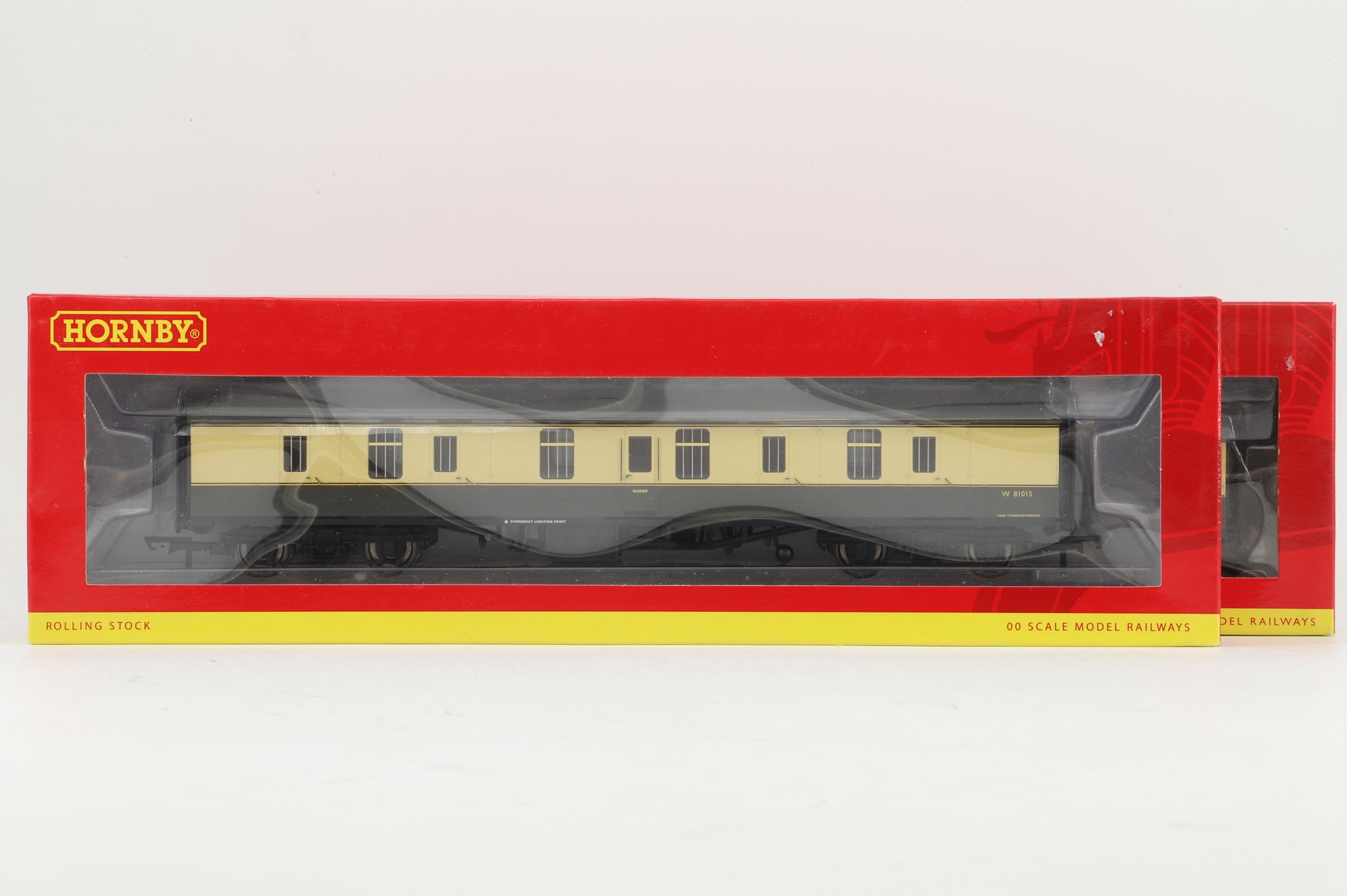 Hornby OO Pair of BR Mk1 Choc & Cream Coaches, Inc. R4642A & R40021