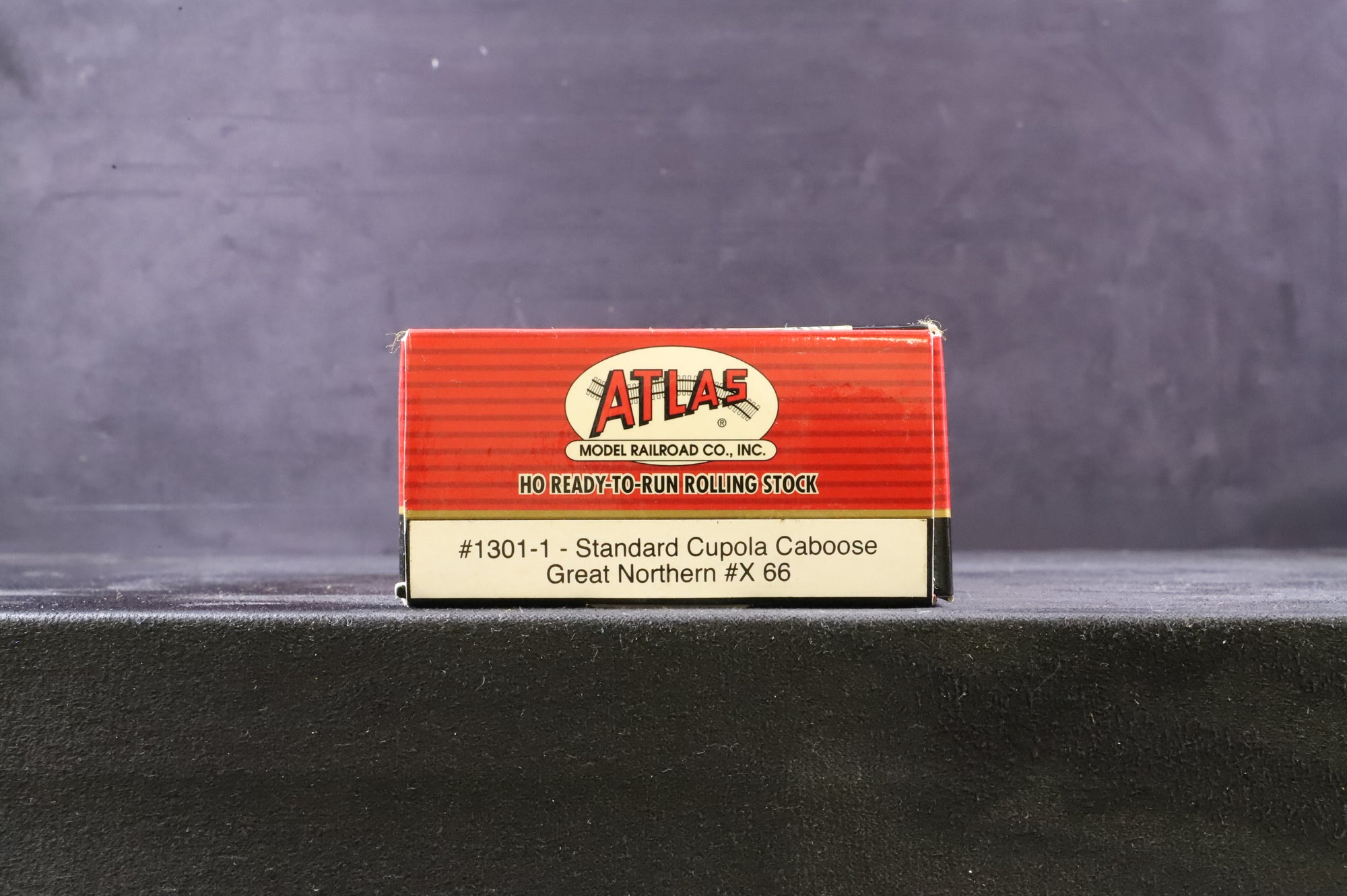 Atlas HO 1301-1 Standard Cupola Caboose X66 in Great Northern Red
